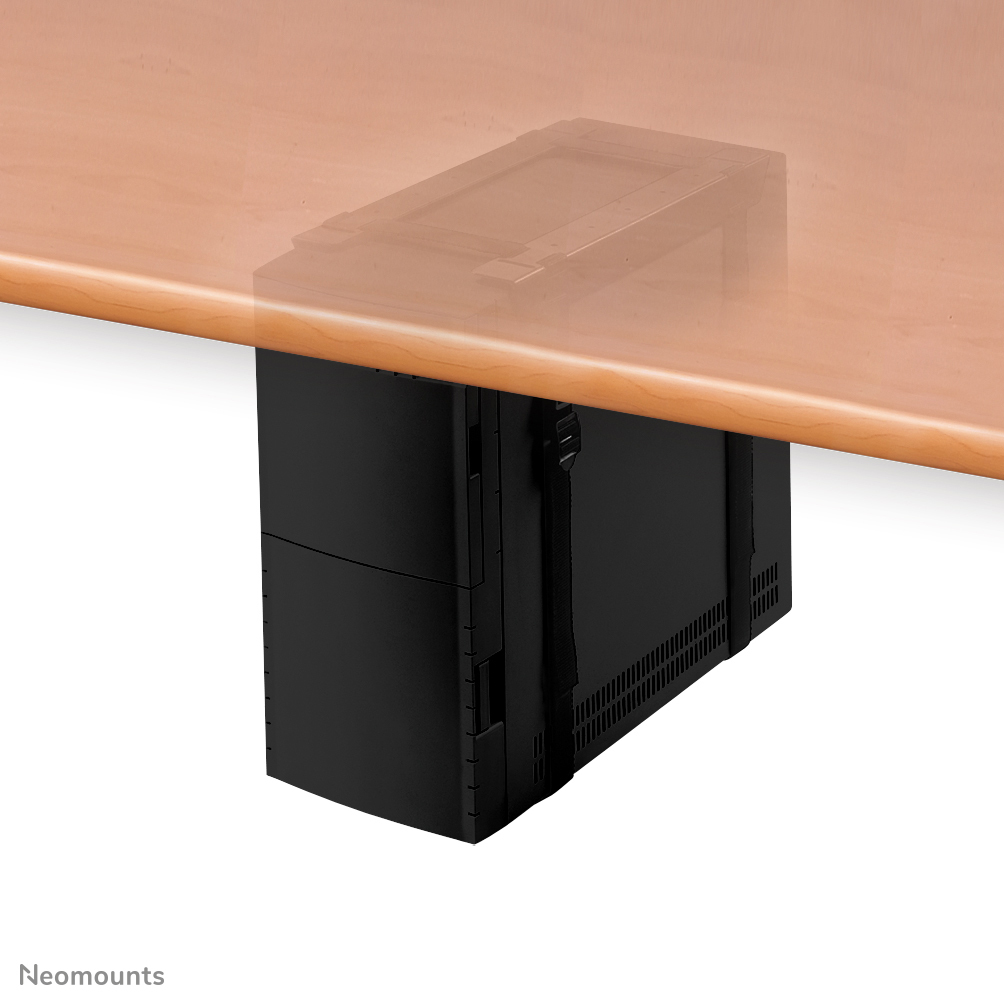 Ein schwarzes Computergehäuse ist unter einem hellen Holzschreibtisch montiert. Das Gehäuse hat Lüftungsschlitze und ist rechteckig. Der Schreibtisch überragt.