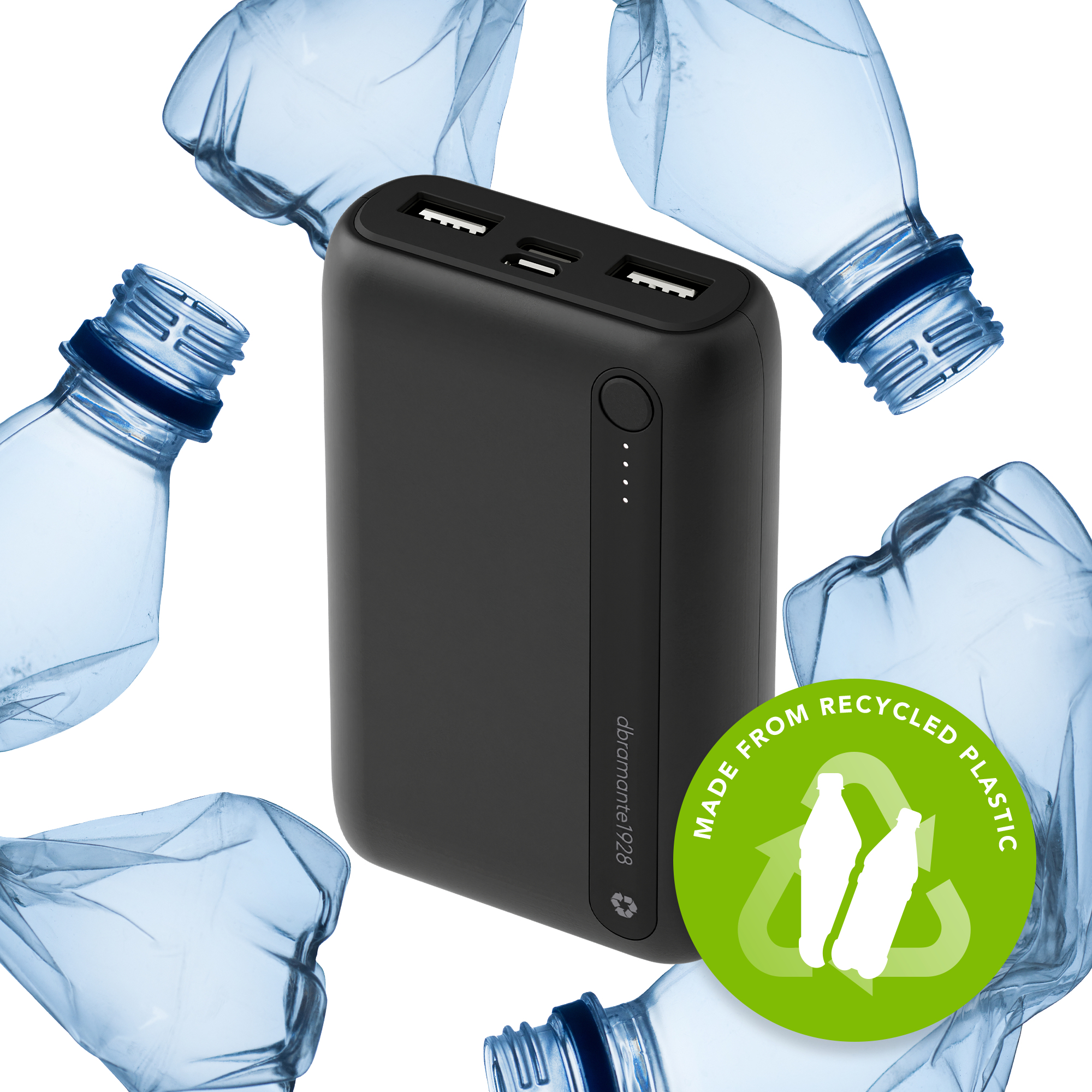 Power bank nera con porte USB e bottiglie di plastica. L'etichetta verde dice fatta di plastica riciclata.