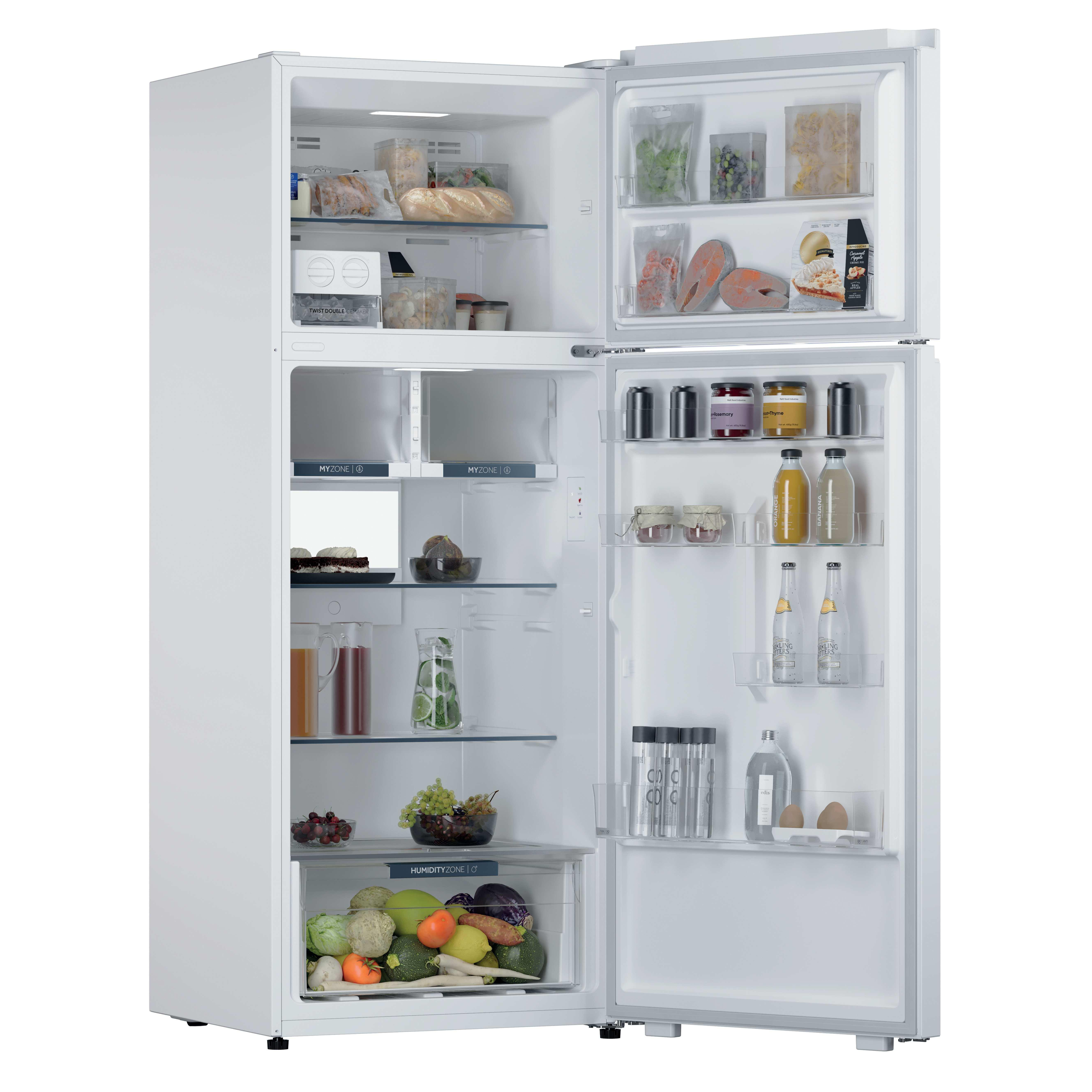 Frigorifero bianco aperto pieno di cibo. All'interno del frigorifero sono visibili prodotti, bevande e vari articoli confezionati.