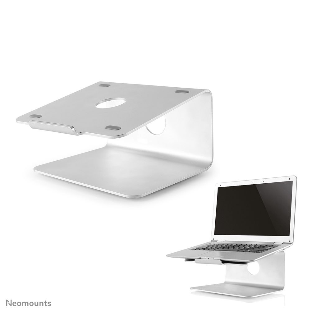 Ein silberner Laptopständer und ein Laptop auf einem anderen Ständer werden vor weißem Hintergrund gezeigt.