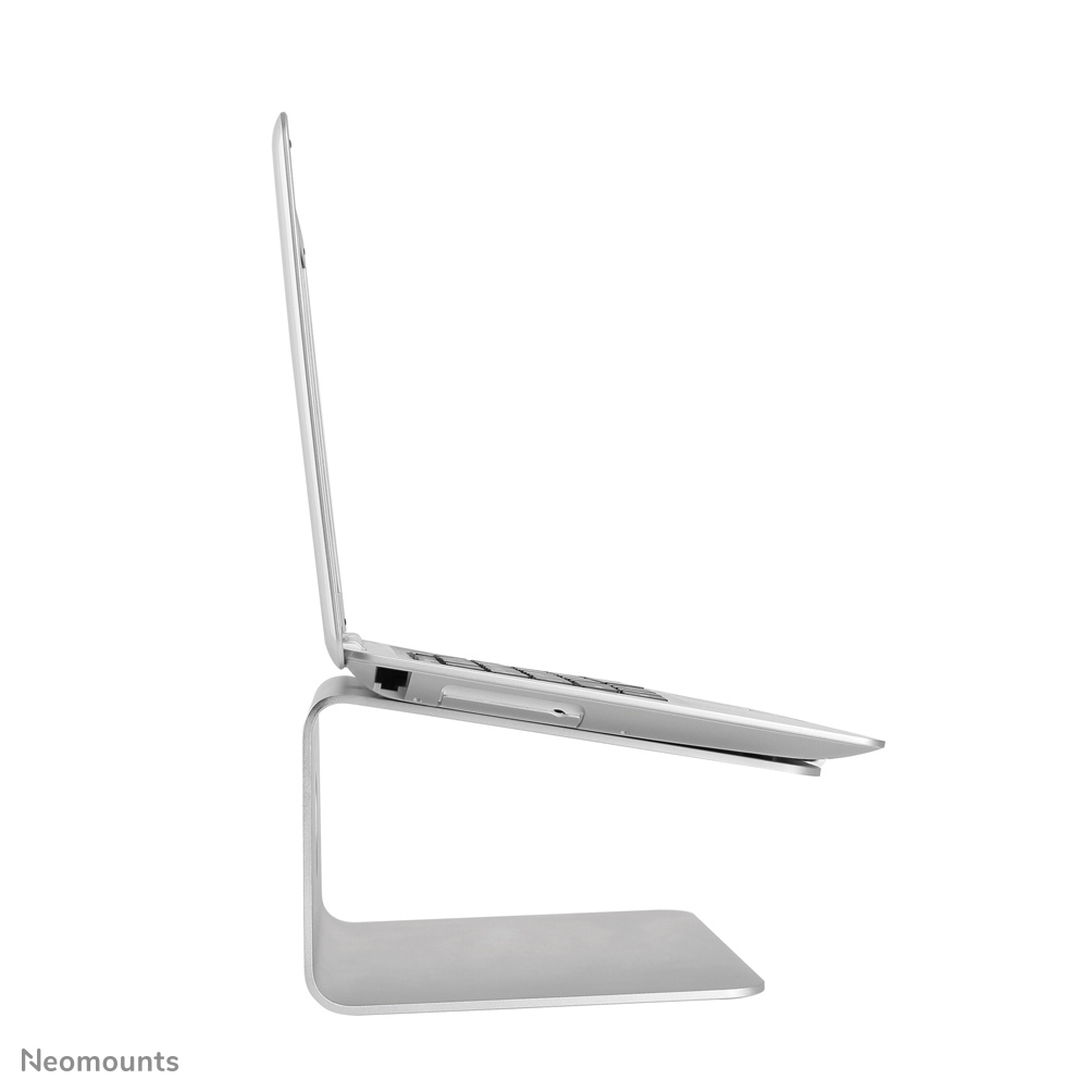Ein silberner Laptop steht auf einem silbernen Ständer. Der Laptop ist geöffnet und zeigt die Tastatur. Der Ständer hat ein modernes, gebogenes Design.