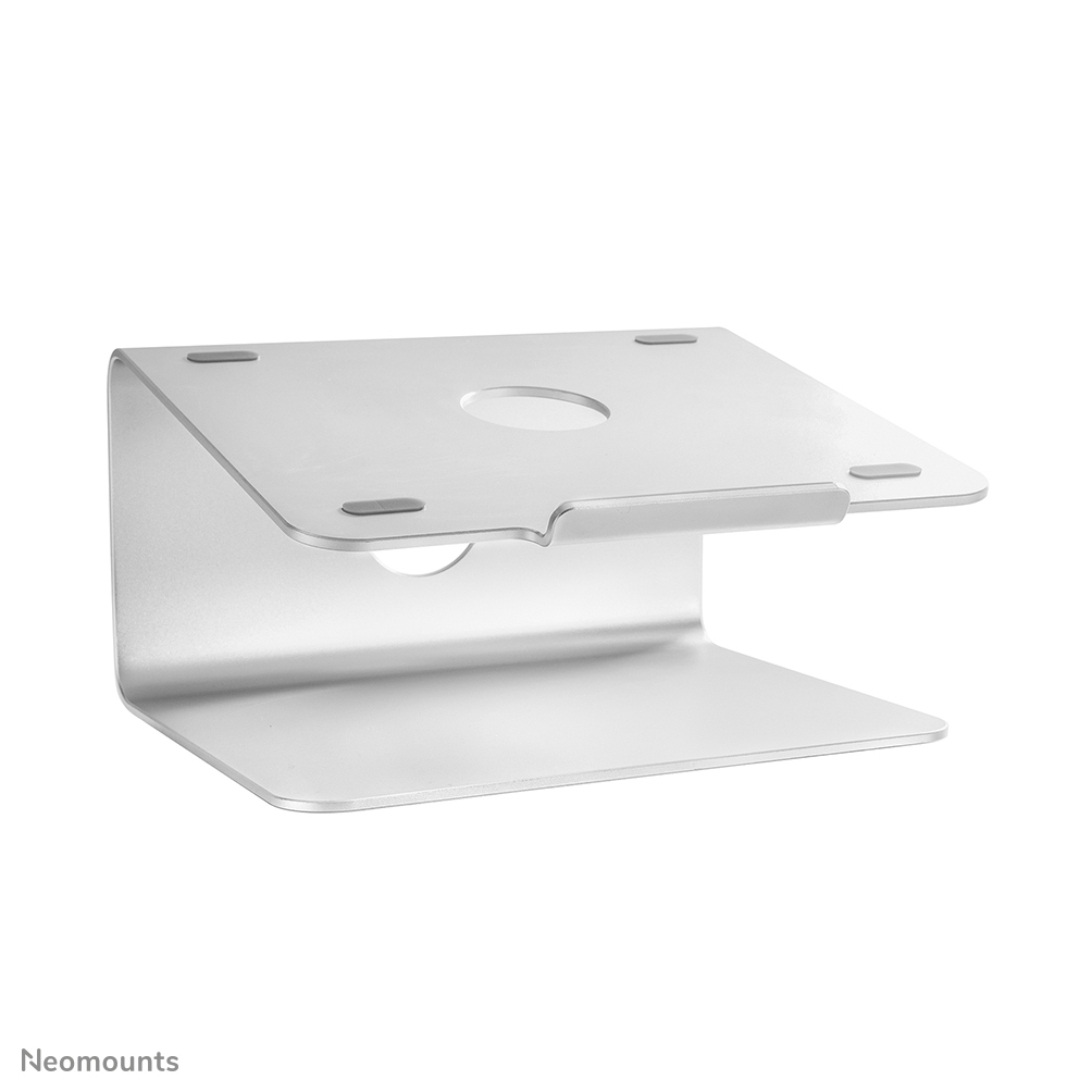 Ein silberner Laptop-Ständer auf weißem Hintergrund. Er hat ein gebogenes Design mit einem runden Loch und kleinen Gummipads.