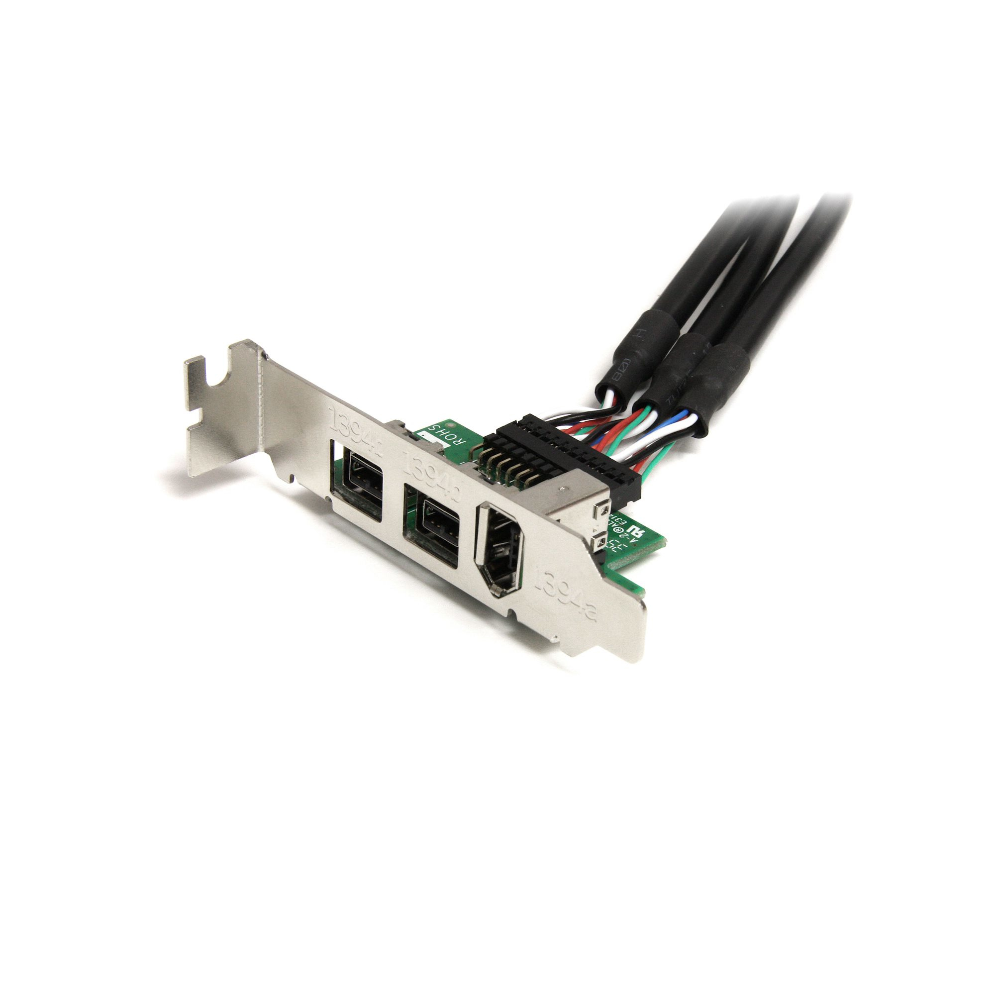 Un composant informatique avec trois ports USB et des câbles noirs, sur fond blanc. Le composant est argenté et vert.