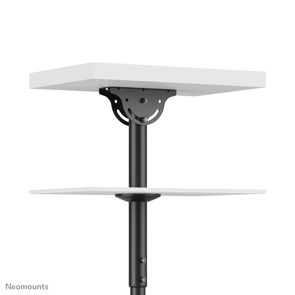 Une étagère blanche est fixée à un poteau noir via un support métallique noir. Une autre étagère blanche est en dessous. Le fond est blanc.