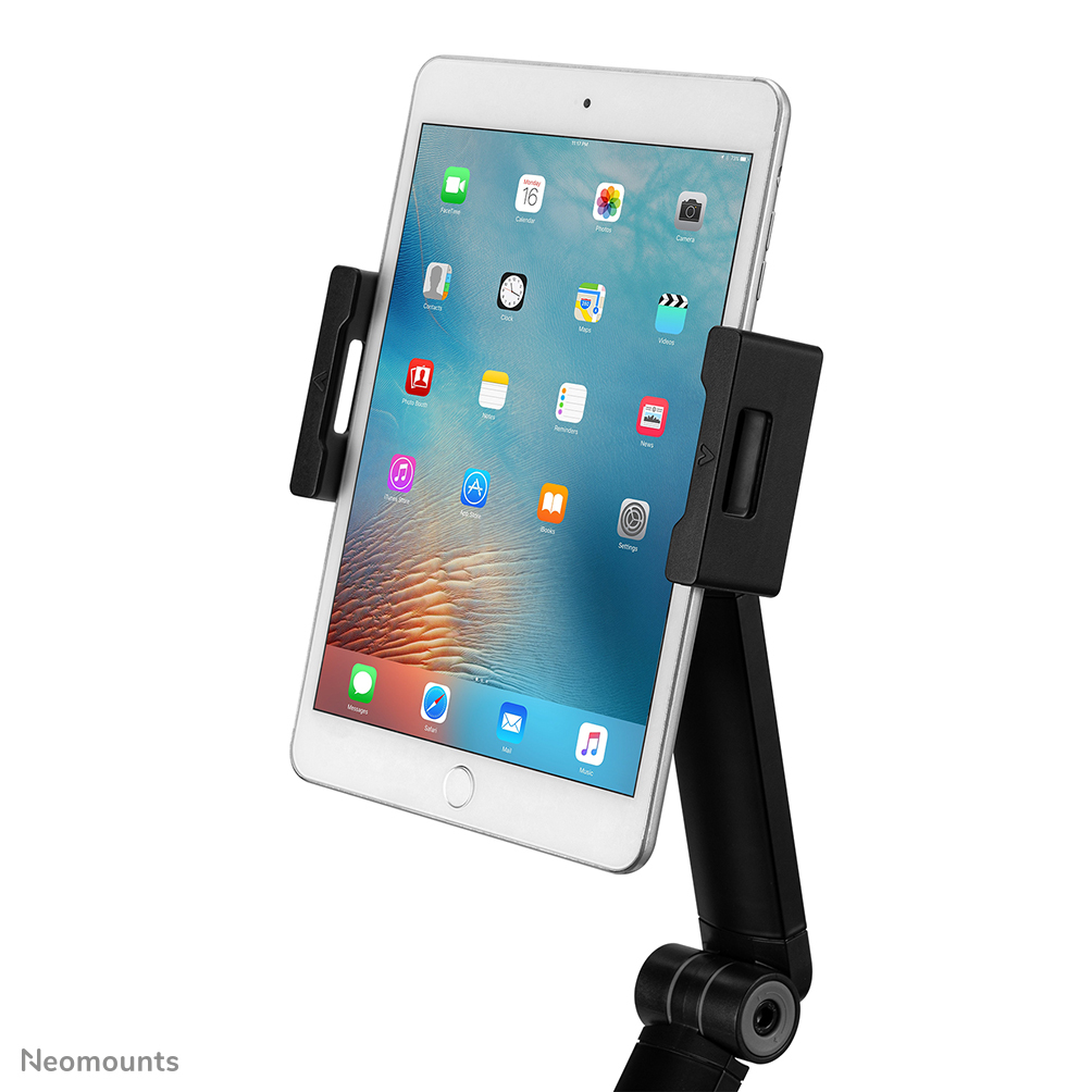 Un iPad dans un support noir, légèrement incliné vers le haut. L'écran affiche des icônes d'applications. Le support est sur un pied noir articulé.