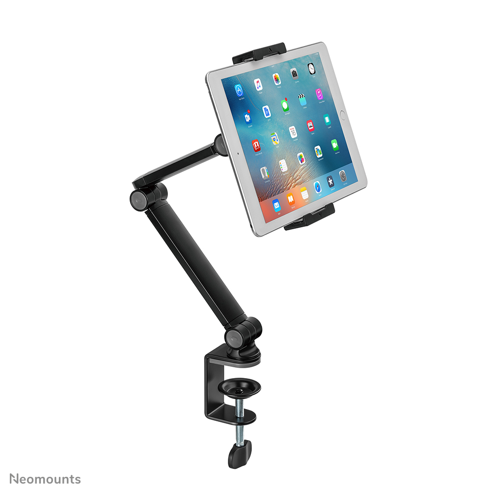 Un iPad est monté sur un bras noir réglable fixé à une pince. L'iPad affiche son écran d'accueil avec des icônes d'applications.