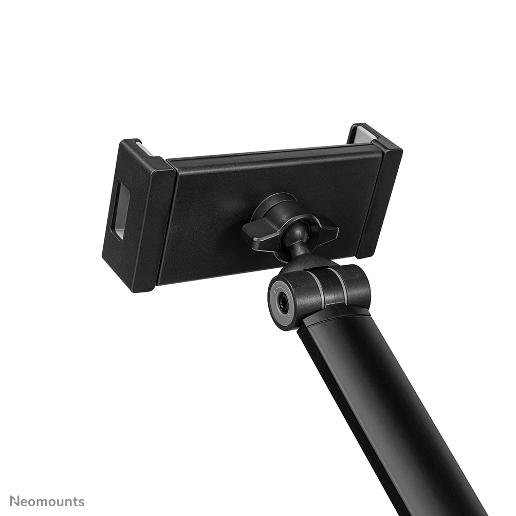 Un support de tablette noir, incliné, avec un bras noir et un fond blanc. Le support a un bouton réglable.