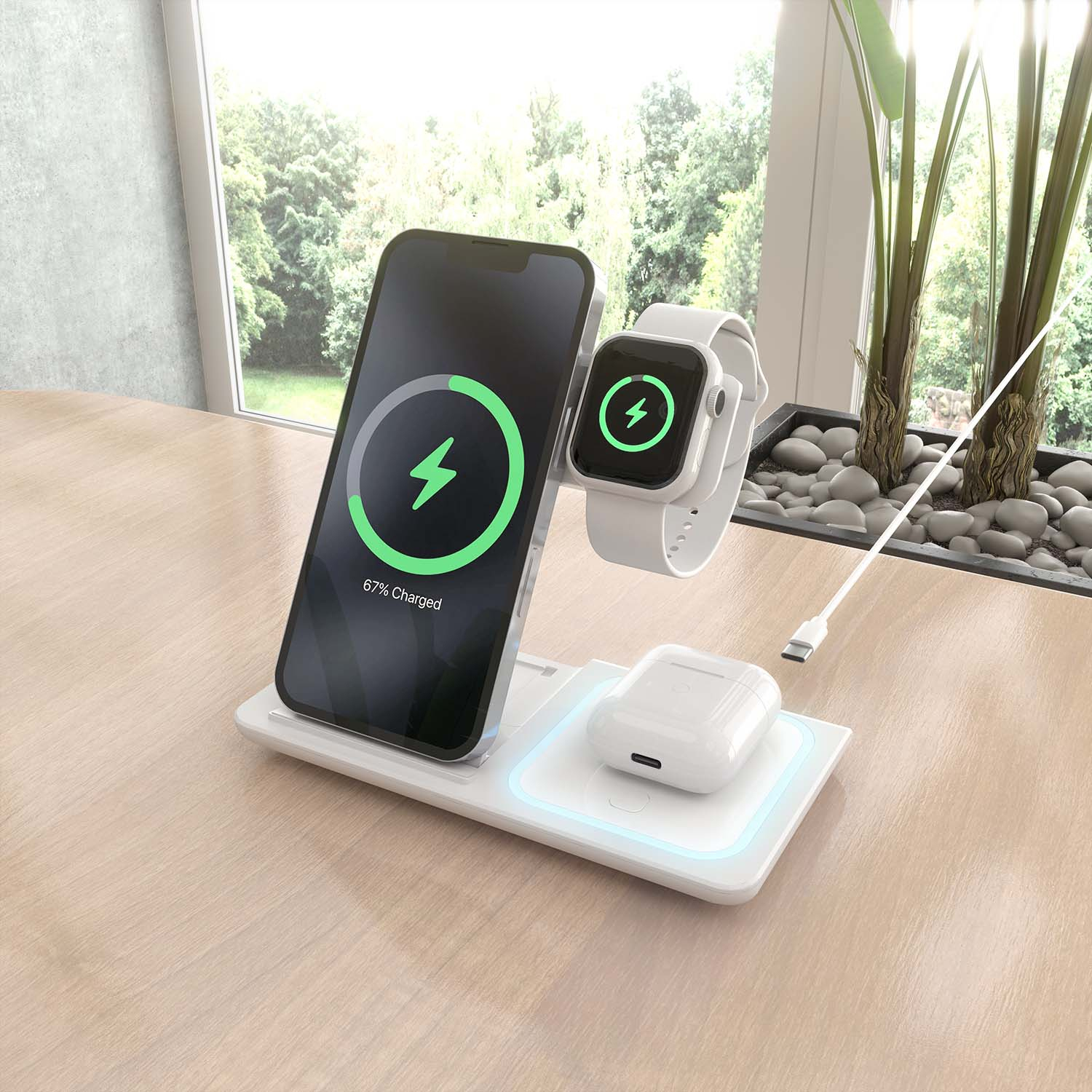Eine Ladestation für Telefon, Uhr und Ohrhörer. Das Telefon zeigt 67 % geladen an. Uhr und Ohrhörer werden ebenfalls geladen. Der Hintergrund zeigt ein Fenster mit Bäumen.