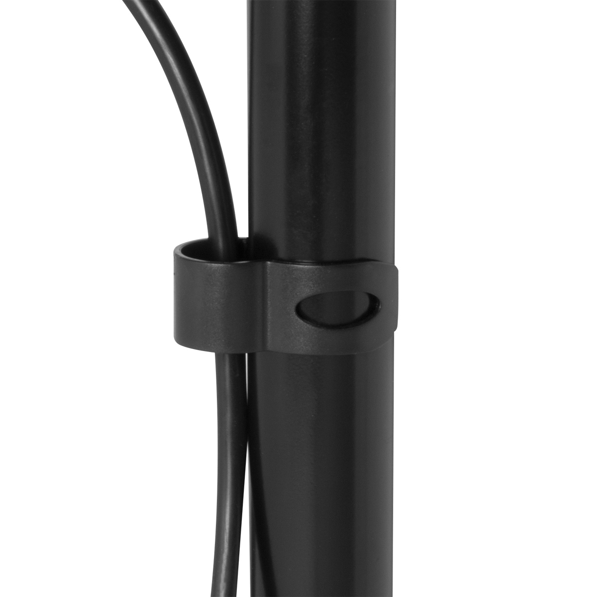 Close-up van een zwarte metalen paal met een kabel vastgezet met een zwarte plastic clip. Witte achtergrond.