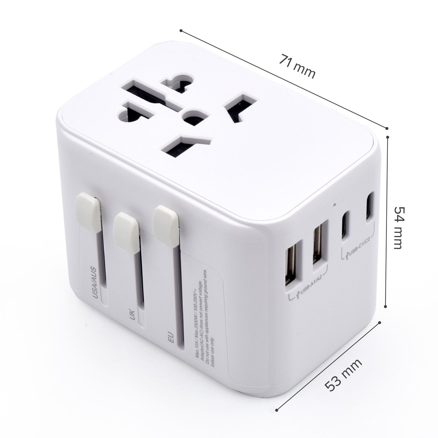 Un adattatore da viaggio universale bianco. Ha più tipi di spina e porte USB. Le dimensioni sono etichettate: 71 mm, 54 mm e 53 mm.