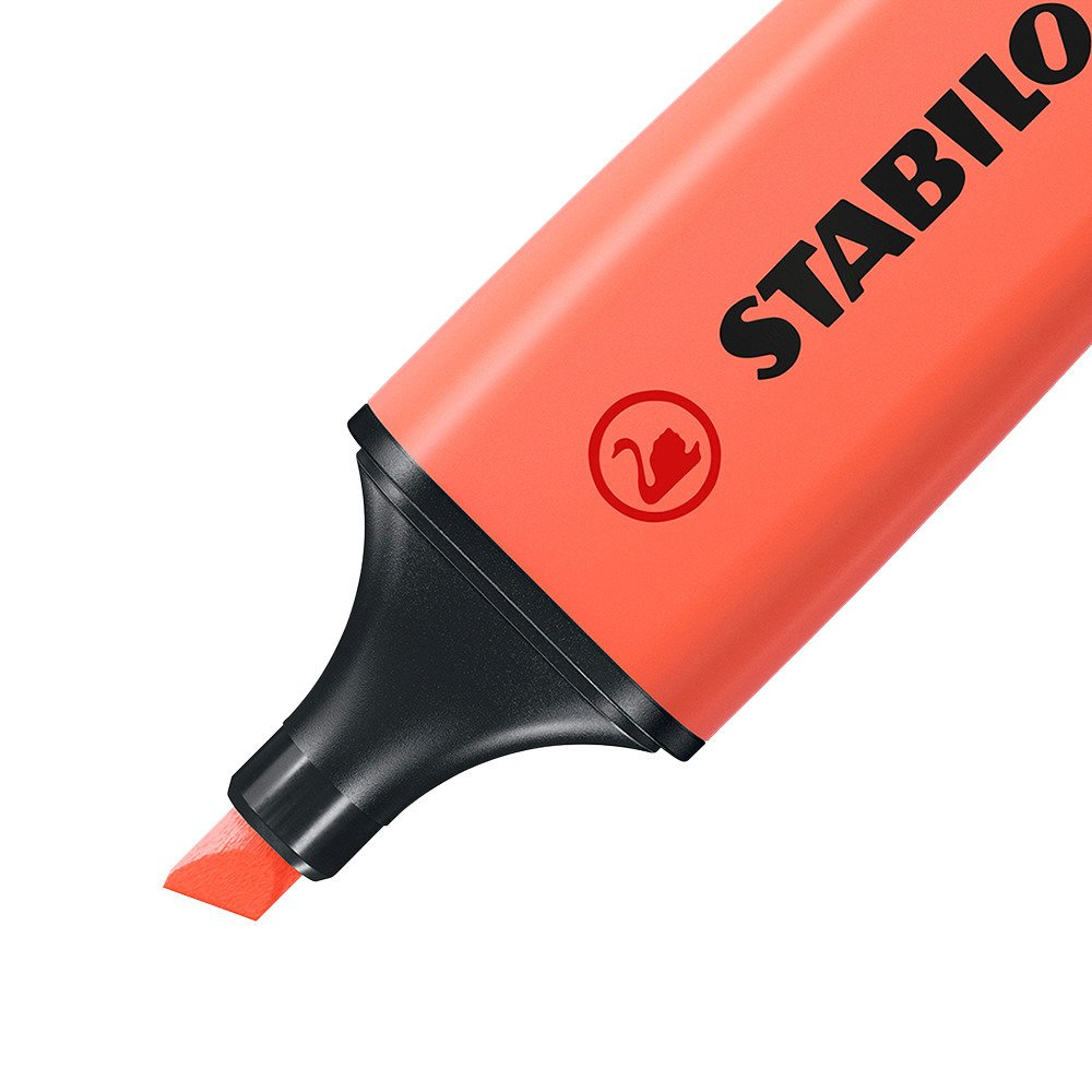 Nahaufnahme eines orangefarbenen Stabilo Textmarkers. Der Stift ist orange mit schwarzen Akzenten und zeigt die Spitze und das Markenlogo.