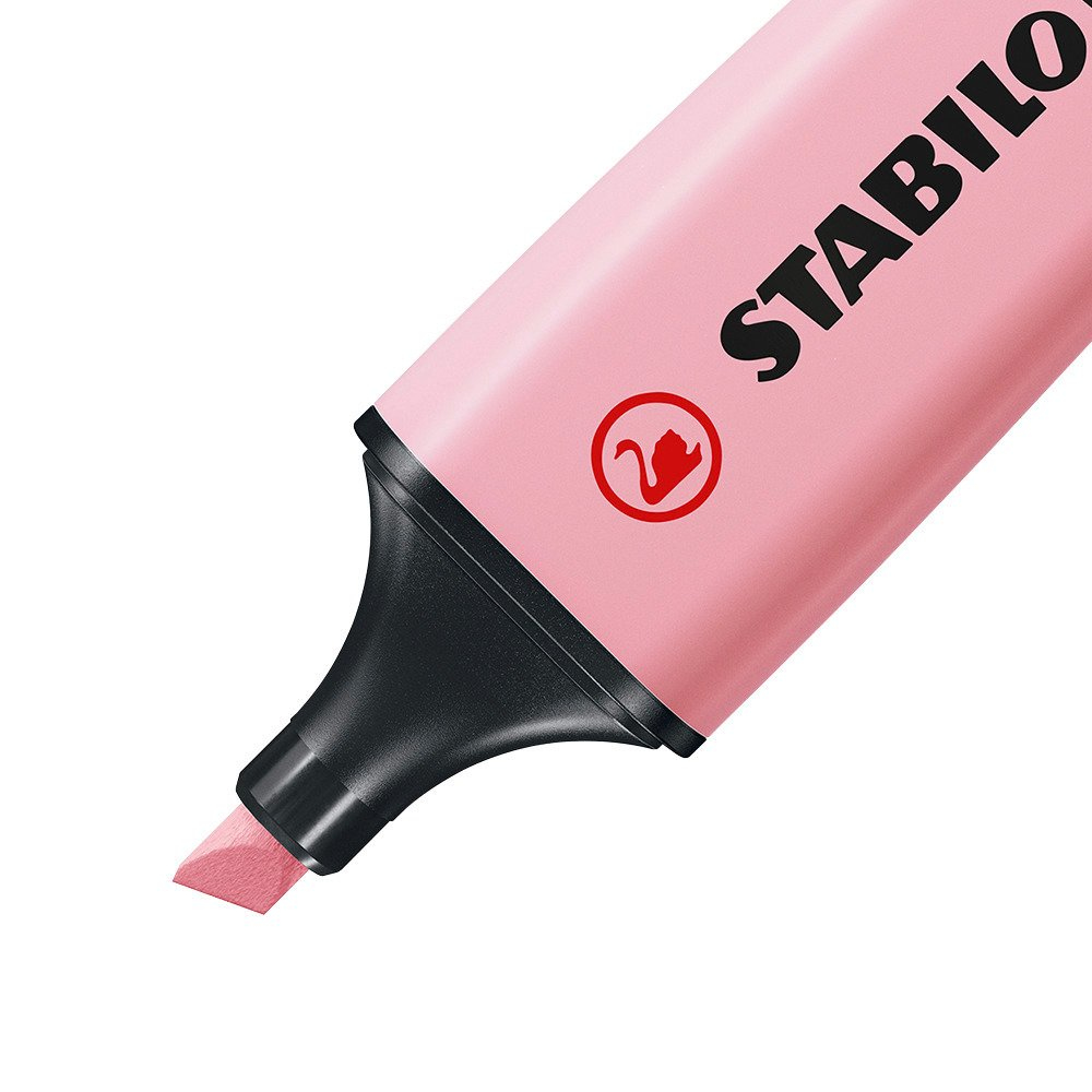 Nahaufnahme eines rosa Stabilo Textmarkers. Die Spitze ist hellrosa, der Körper rosa und der Spitzenhalter schwarz.