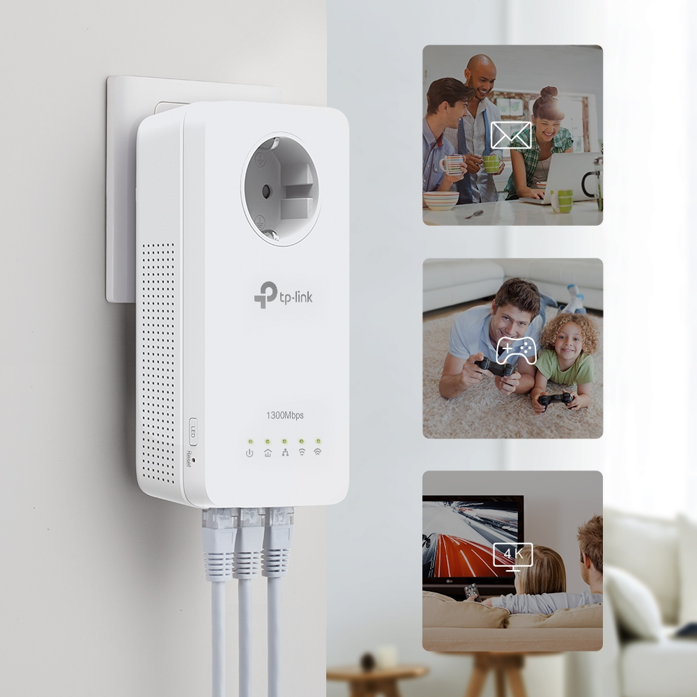 Biały adapter powerline TP-Link w gniazdku ściennym, z ilustracjami przedstawiającymi osoby korzystające z internetu, grające i oglądające telewizję.