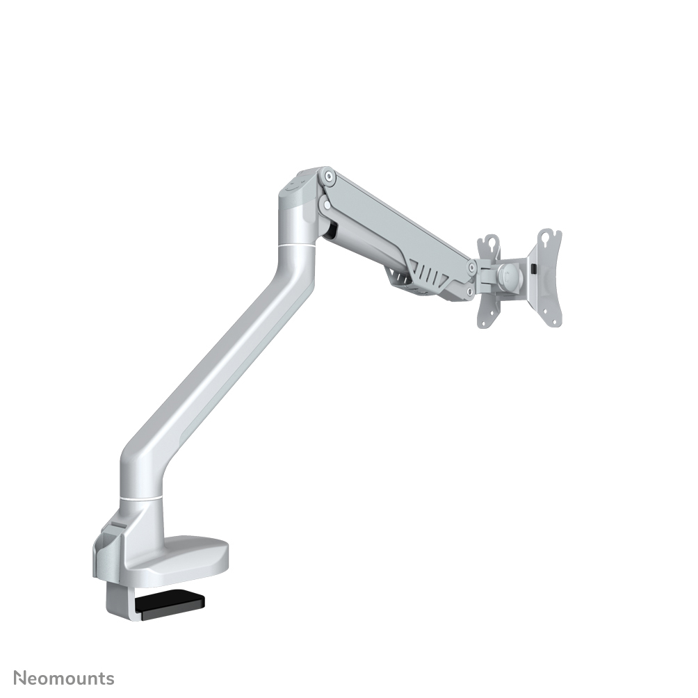 Een zilveren monitorarm op een witte achtergrond. Het heeft een klem, een scharnierende arm en een beugel voor de monitor.