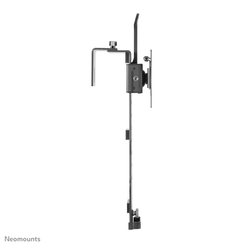 Een zwarte metalen monitorbeugel. Het heeft een klem, een verstelbare arm en een montageplaat voor een scherm, op een witte achtergrond.