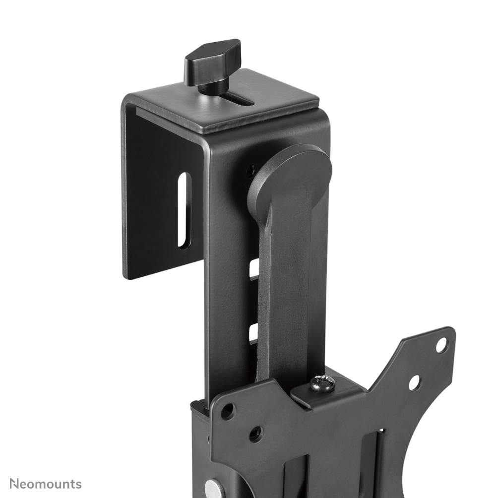 Een zwarte metalen monitorbeugel, met een schroef, een knop en verschillende gaten voor aanpassing. De merknaam 'Neomounts' is zichtbaar.