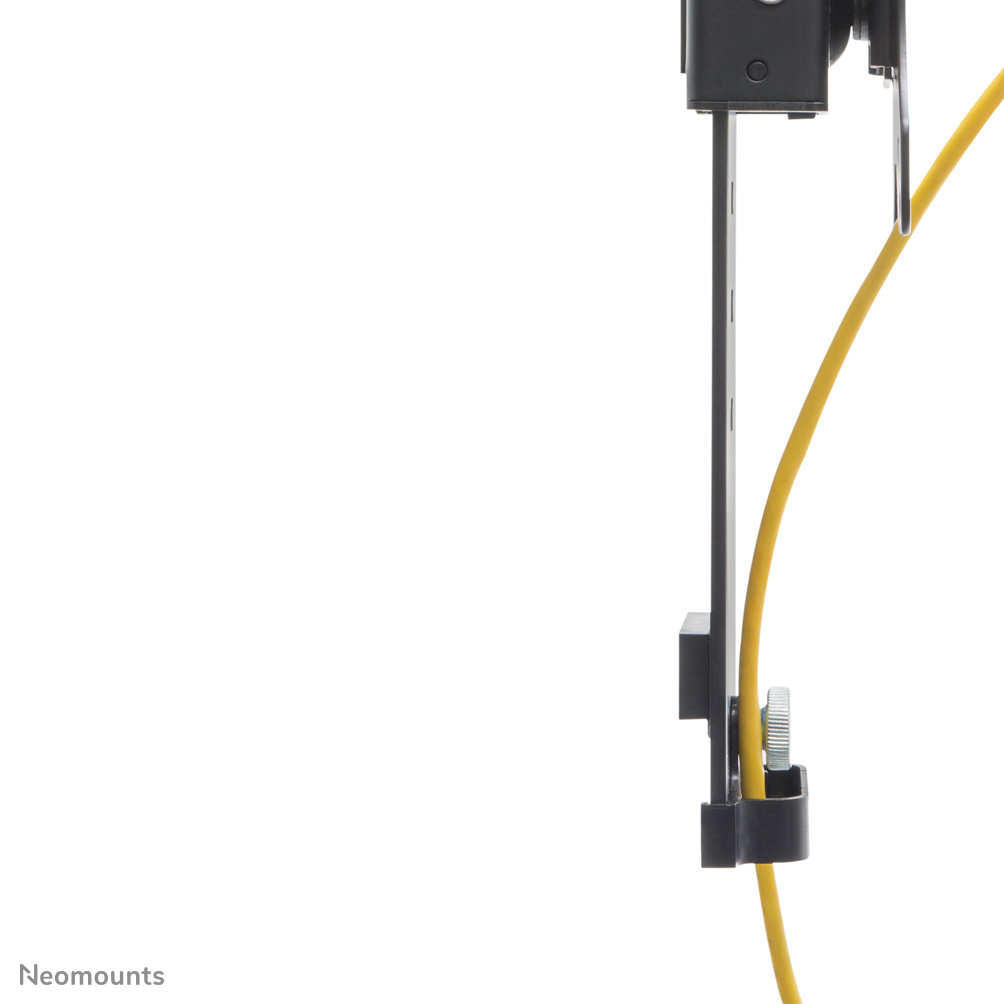 Een zwarte beugel houdt een gele kabel tegen een witte achtergrond. De beugel heeft een schroef en een zilveren metalen detail.