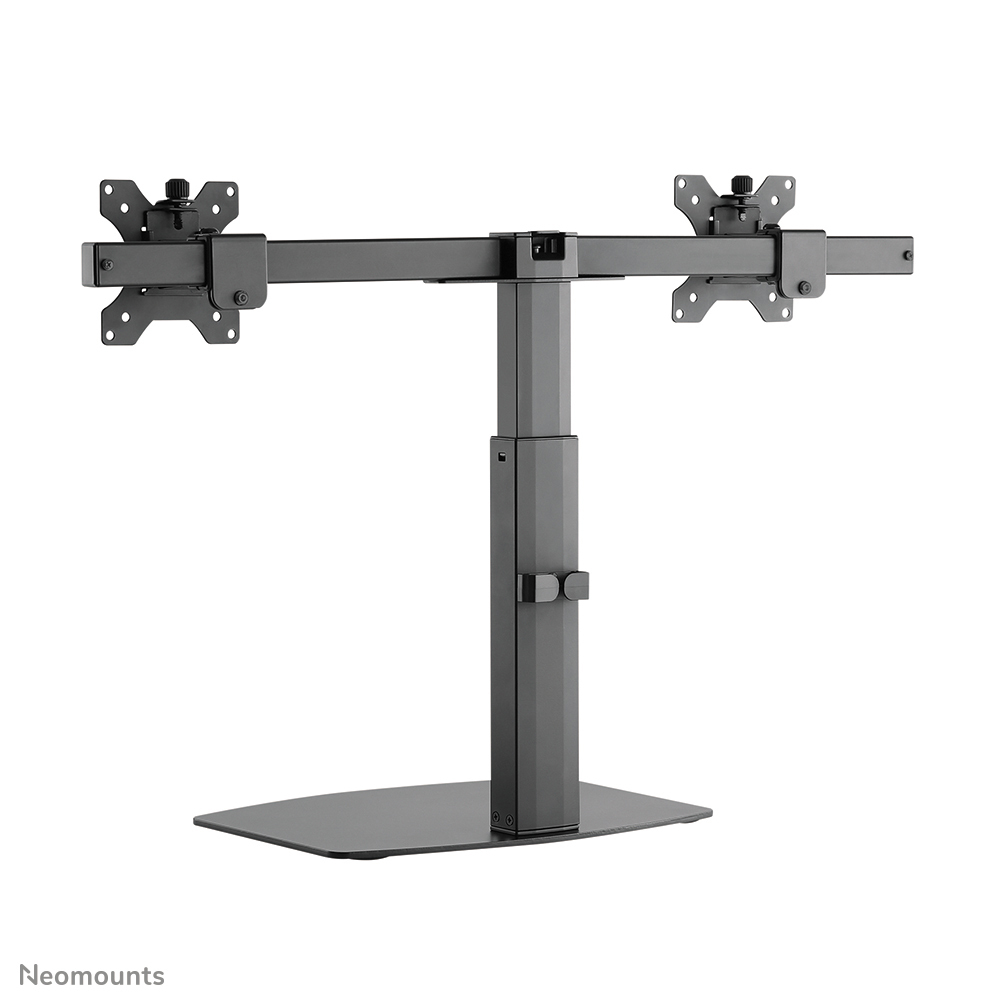 Een grijze dubbele monitorstandaard. Het heeft een basis, verticale steun en horizontale armen met montageplaten.