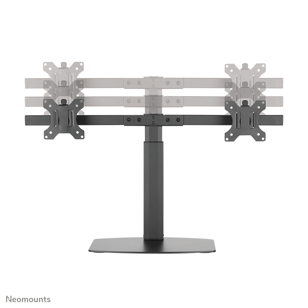 Een donkergrijze dubbele monitorstandaard met verstelbare armen. Het heeft een voet, een verticale paal en horizontale armen voor de monitoren.