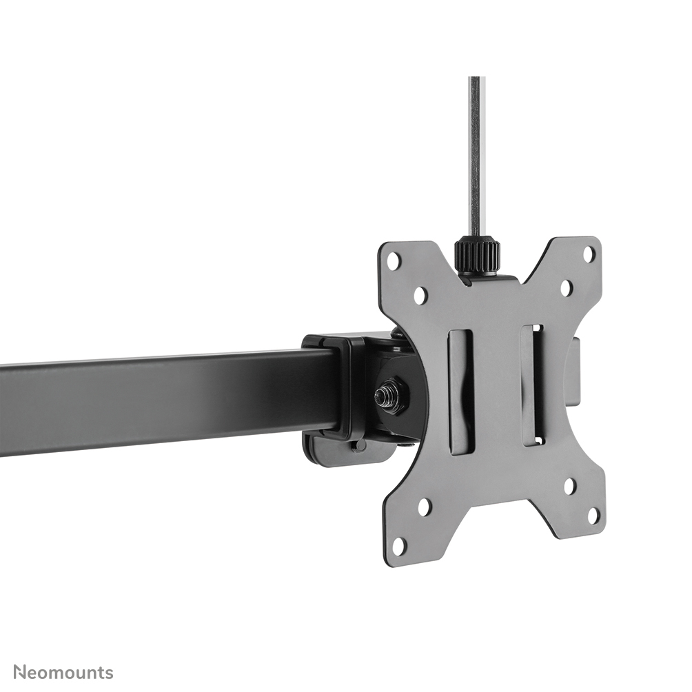 Een zwarte monitorarm op een witte achtergrond. Het heeft een montageplaat met gaten en een kabel.