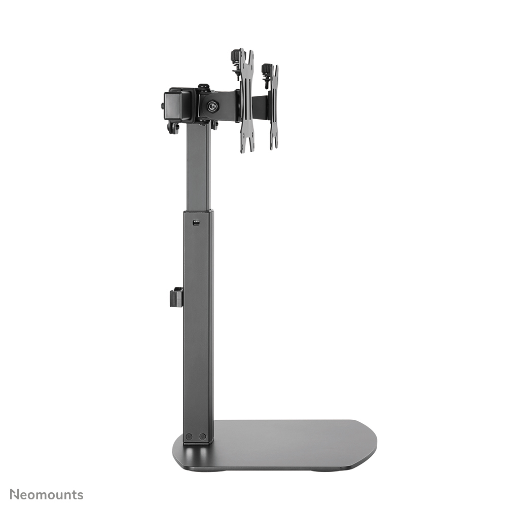 Een grijze monitorstandaard. Het heeft een voet, een verticale paal en een beugel om een monitor vast te houden. De achtergrond is wit.