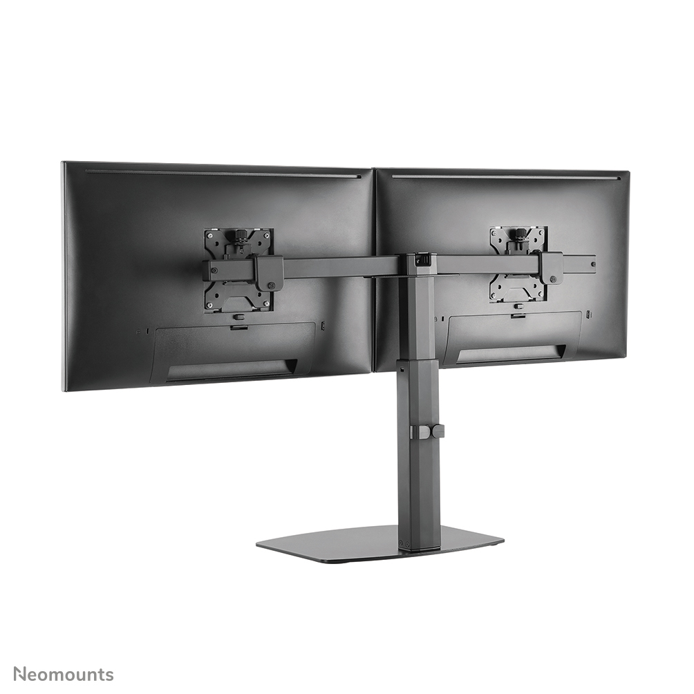 Een dubbele monitorstandaard met twee zwarte monitoren. Een zwarte metalen standaard ondersteunt de monitoren.