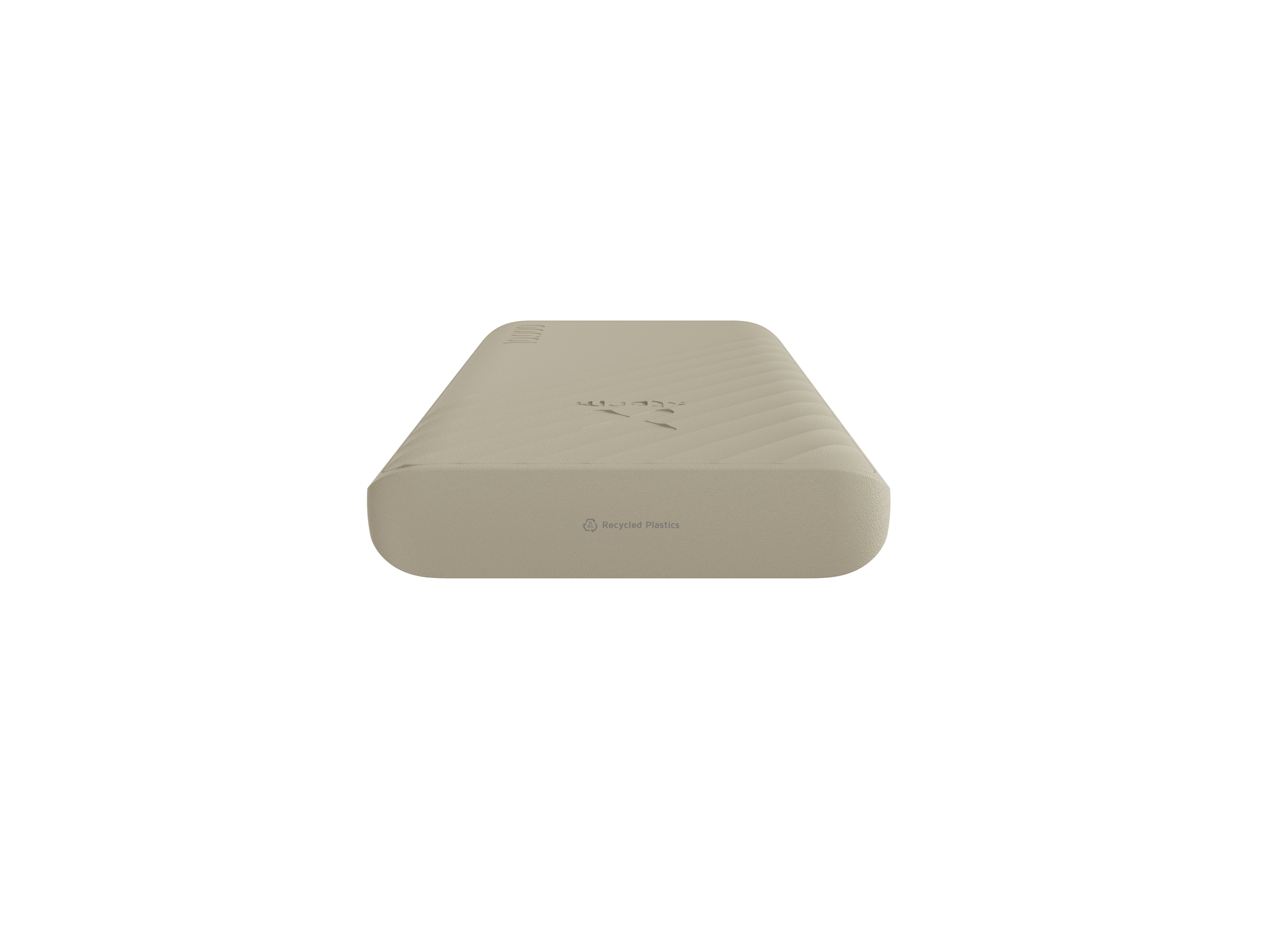 Un objet beige rectangulaire aux bords arrondis. Il a une surface striée et les mots 'Recycled Plastics' sont visibles.