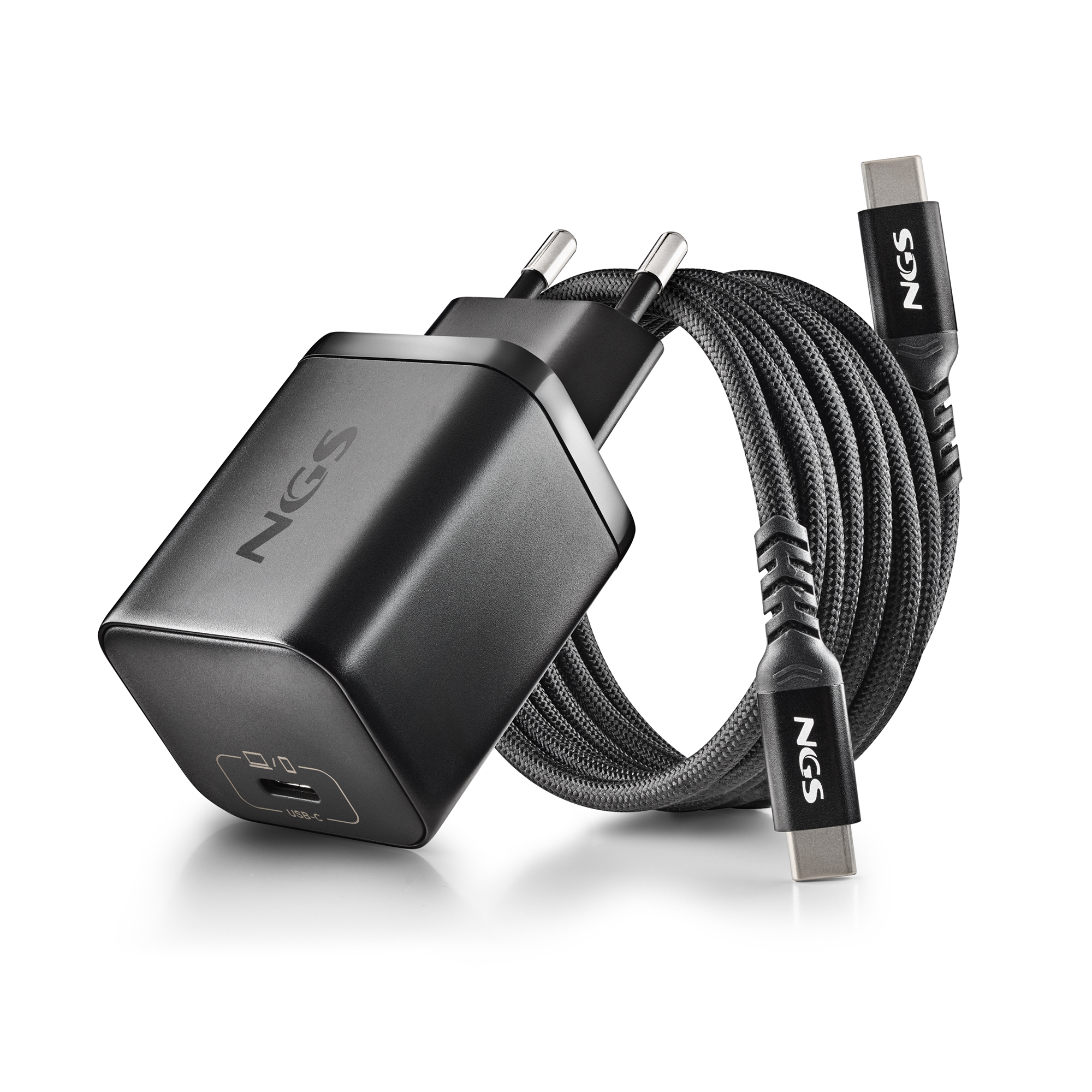 Cargador NGS negro con cable USB-C. El cargador y el cable sobre fondo blanco. La marca es visible en ambos.