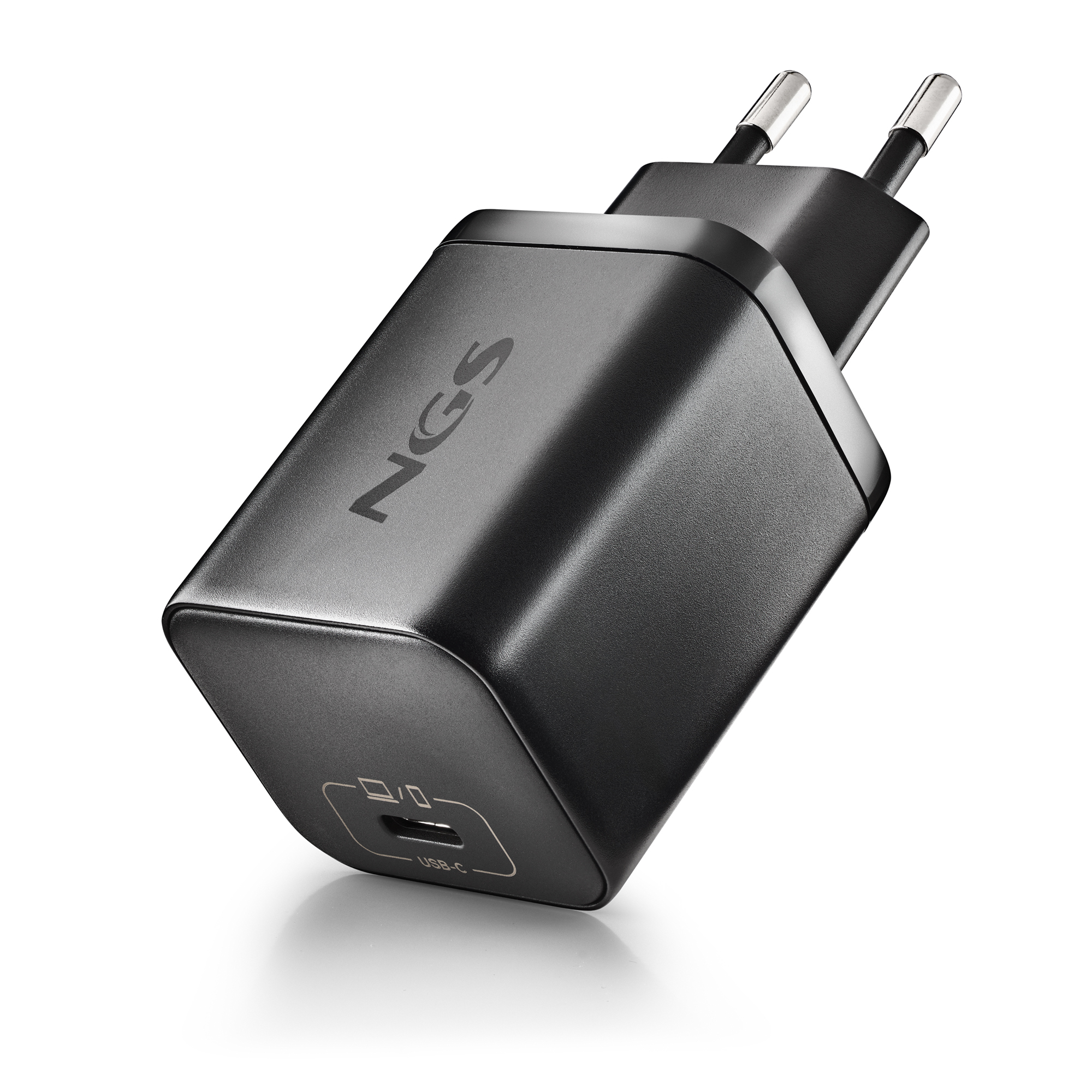 Cargador USB-C NGS negro con dos clavijas plateadas. El cargador está sobre un fondo blanco.