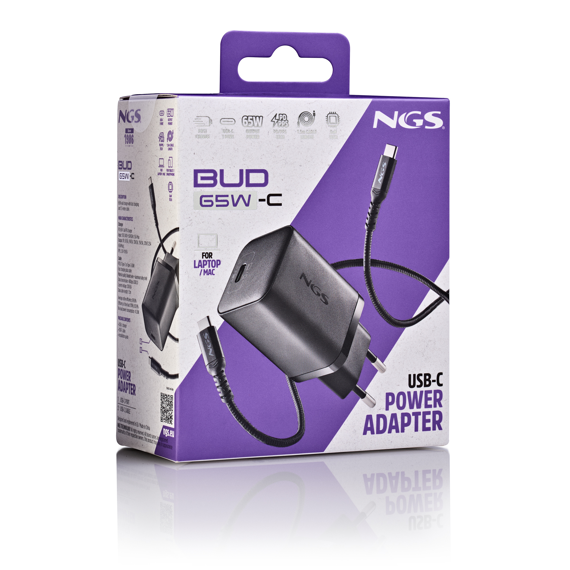 Una caja con un adaptador de corriente USB-C negro. La caja es blanca y morada, con la marca NGS.