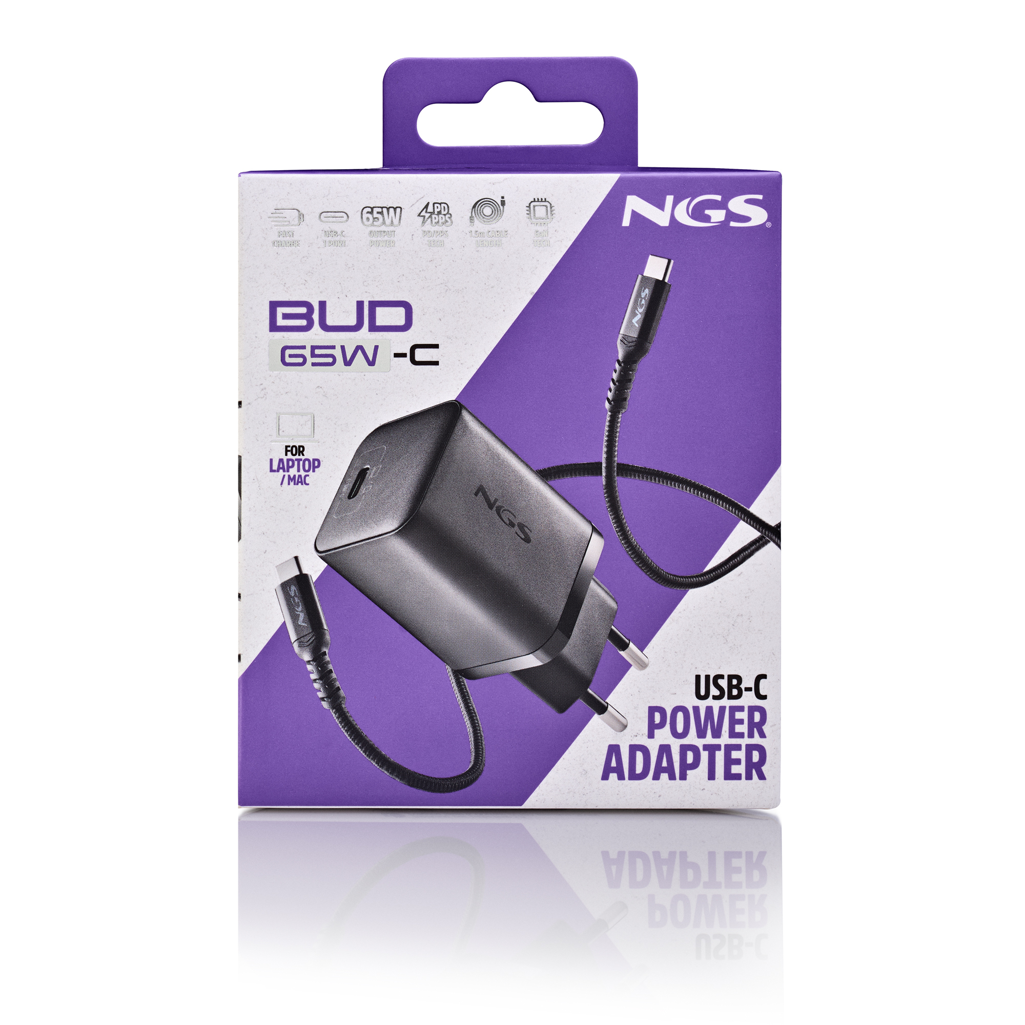 Una caja con un cargador y cable negros. La caja es blanca y morada, con texto y logotipos. Está sobre una superficie blanca.
