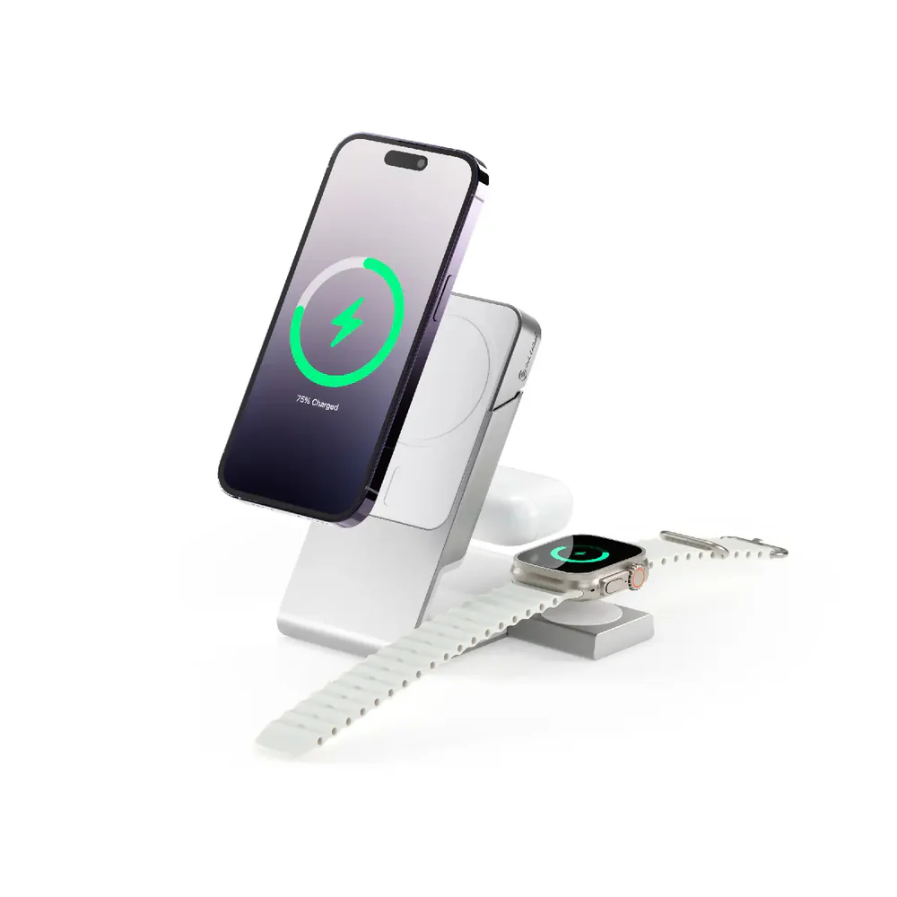 Ein Telefon, das auf einem Ständer aufgeladen wird, zeigt 75 % Ladung an. Eine Apple Watch und AirPods liegen in der Nähe. Alle Geräte sind weiß.