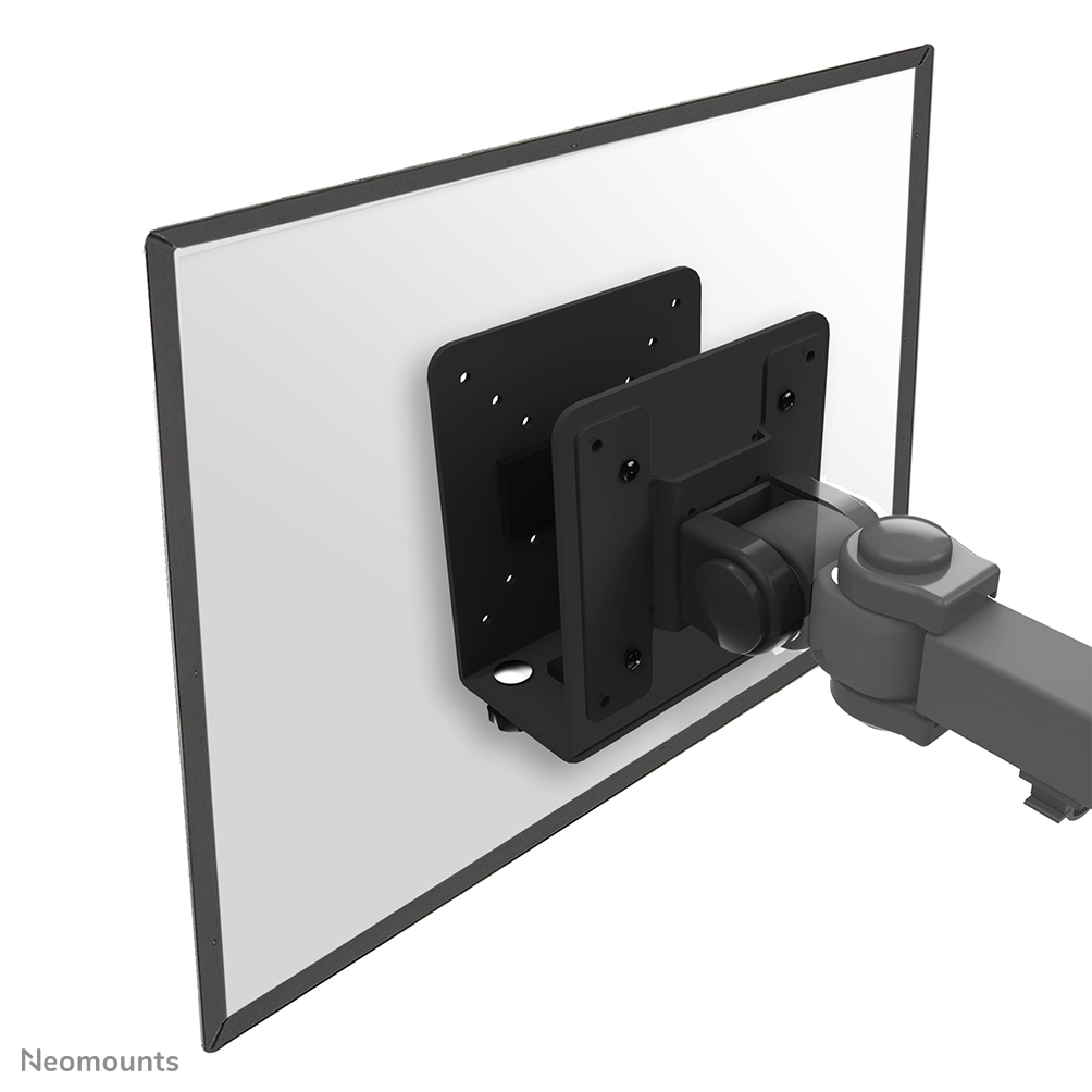 Un supporto nero per monitor attaccato a uno schermo bianco. Un braccio grigio si estende dal supporto. Lo sfondo è bianco.