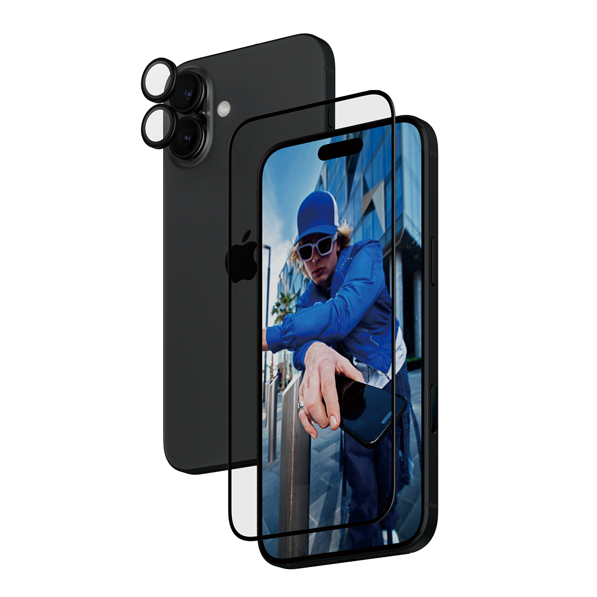 iPhone nero con protezione schermo. Lo schermo mostra una persona in blu appoggiata a una ringhiera. La parte posteriore del telefono è visibile.
