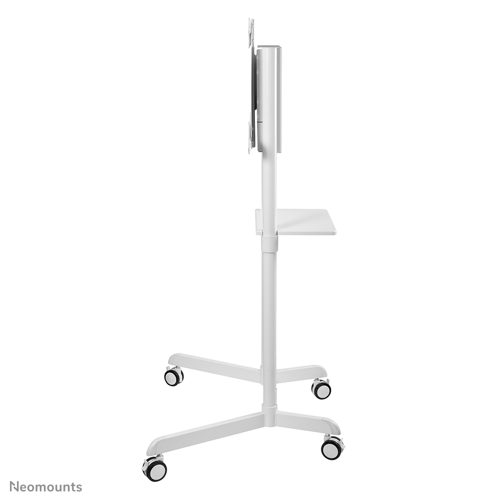 Supporto TV mobile bianco con ruote. Ha un ripiano e un supporto per uno schermo. Il supporto è su sfondo bianco.