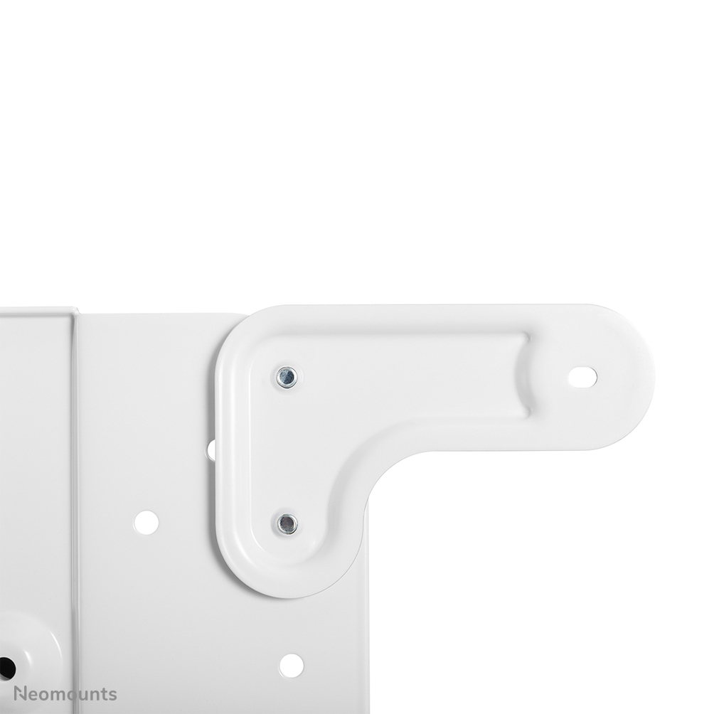 Una staffa di metallo bianco a forma di angolo retto. Ha due viti visibili e un foro. Lo sfondo è bianco.