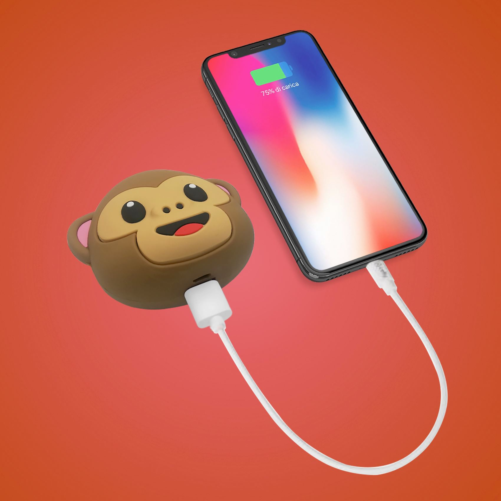 Power bank a forma di scimmia che carica uno smartphone con il 75% di batteria. Cavo bianco collega i dispositivi su sfondo arancione.