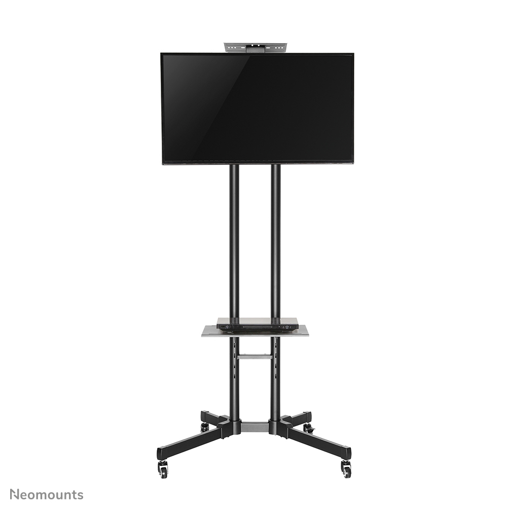 Una TV nera su un supporto mobile. Il supporto è nero e ha due pali verticali, un ripiano e una base con ruote.