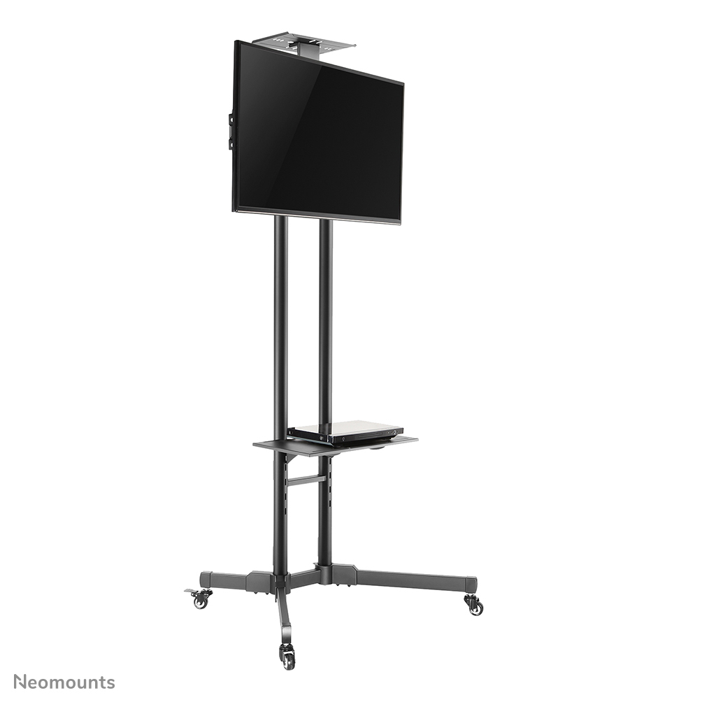 Una TV nera su un supporto mobile. Il supporto ha un ripiano per un dispositivo. Le ruote sono alla base.
