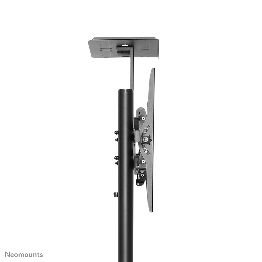Viene mostrato un supporto TV a soffitto nero. Ha una parte superiore piatta, un palo verticale e una staffa che regge una TV.