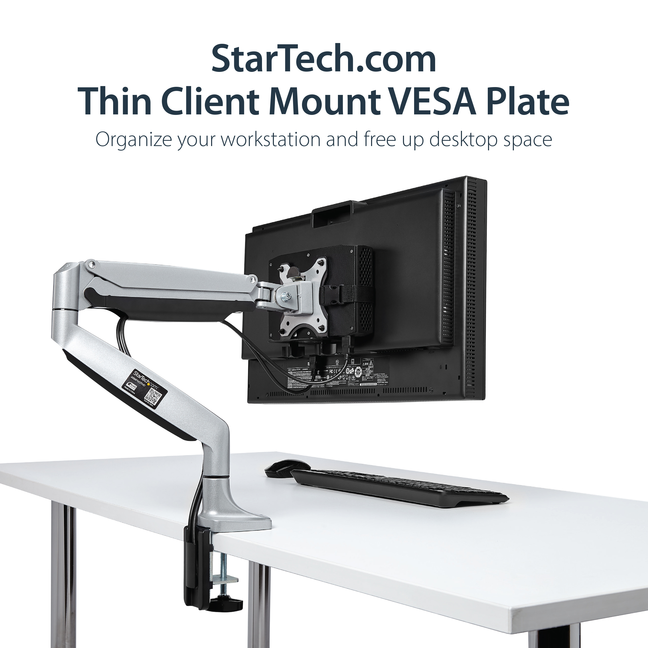 Ein Monitor an einem Arm, Tastatur und Maus auf einem weißen Schreibtisch. StarTech.com-Logo sichtbar.