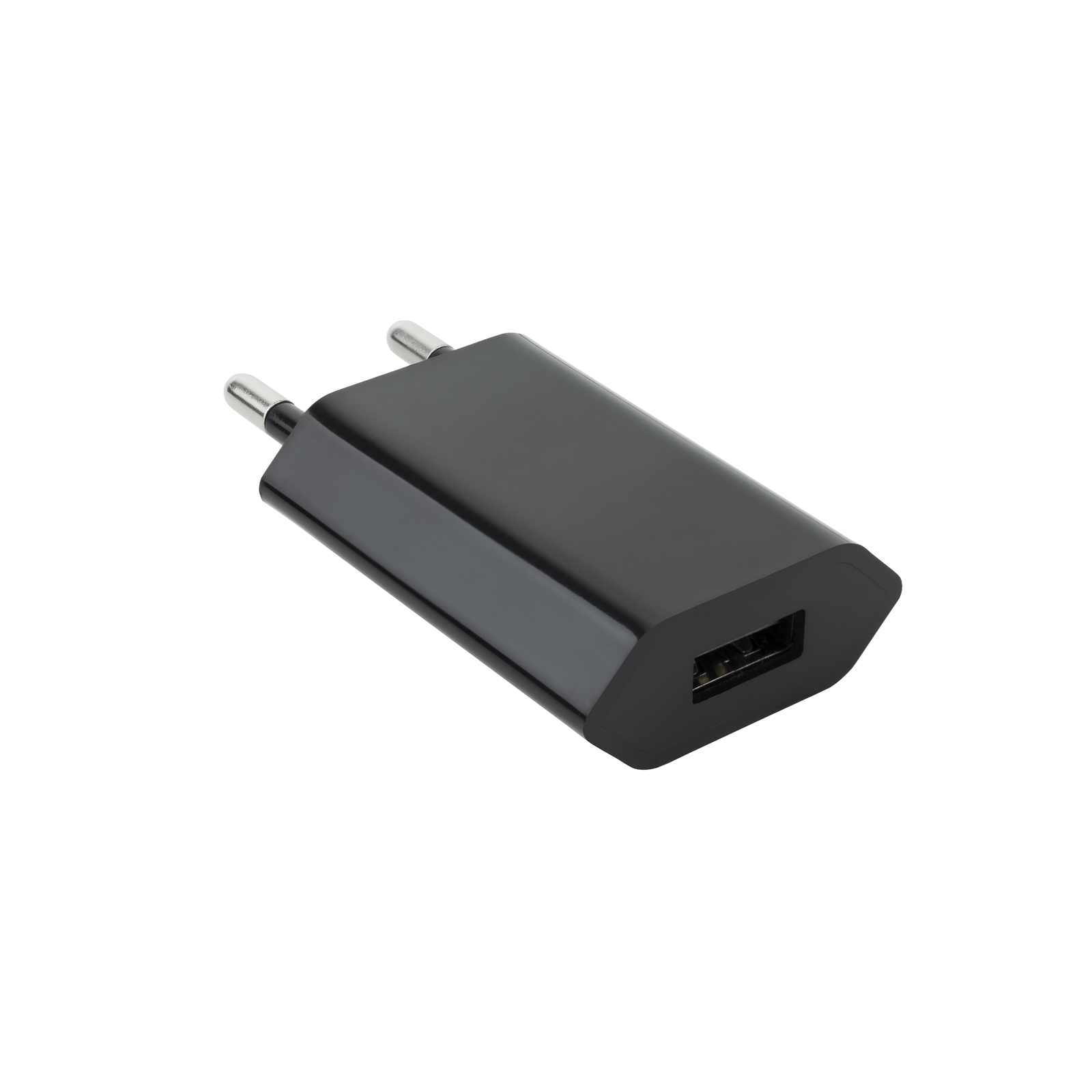 Un cargador USB negro con dos clavijas plateadas. Tiene un puerto USB. Aislado sobre fondo blanco.