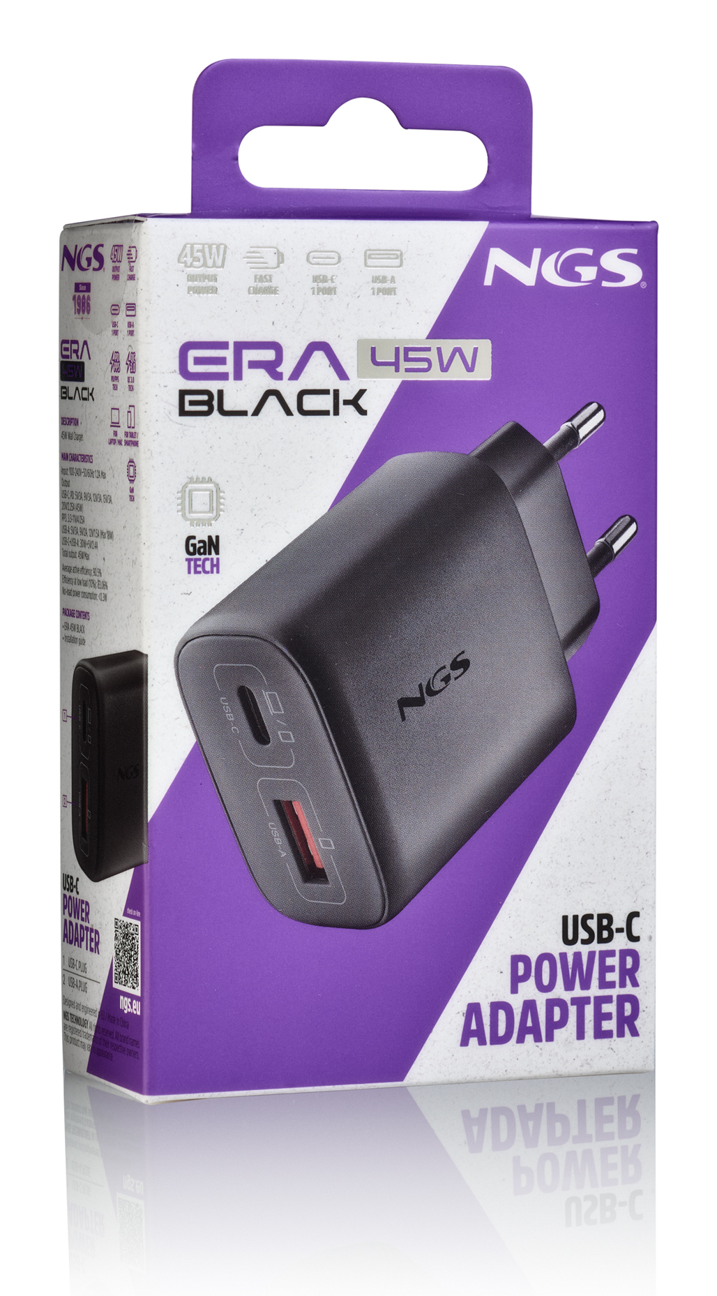 Un adaptador de corriente USB-C negro en una caja morada y blanca. La caja tiene la marca NGS y detalles del producto.