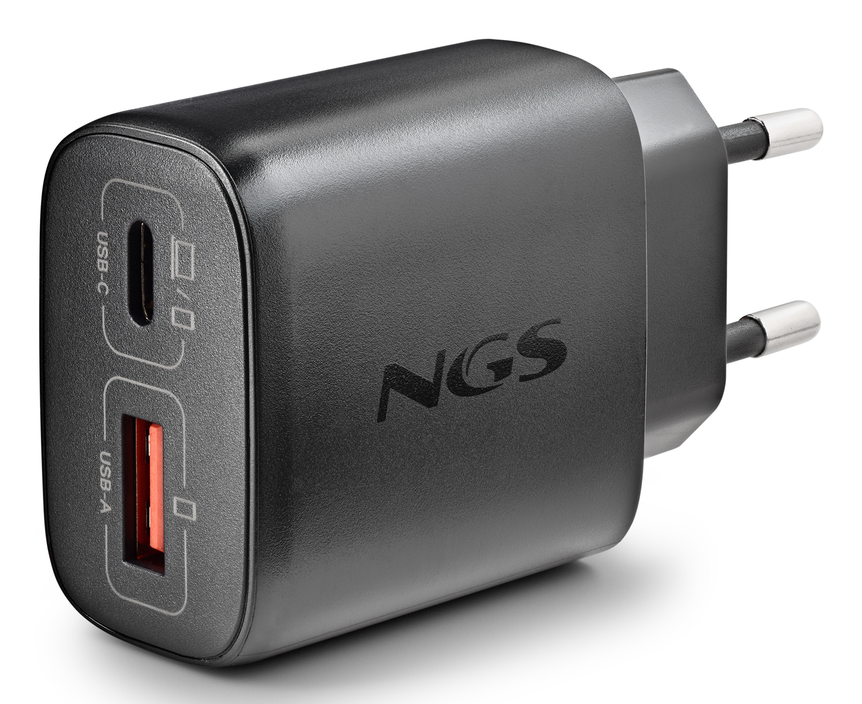 Cargador USB NGS negro con puertos USB-C y USB-A. Enchufe europeo a la derecha. Fondo blanco.