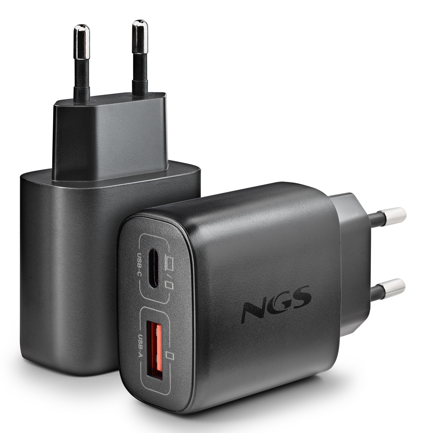 Dos cargadores USB negros. Uno está al frente, mostrando puertos USB-C y USB-A. El otro está atrás, con clavijas.
