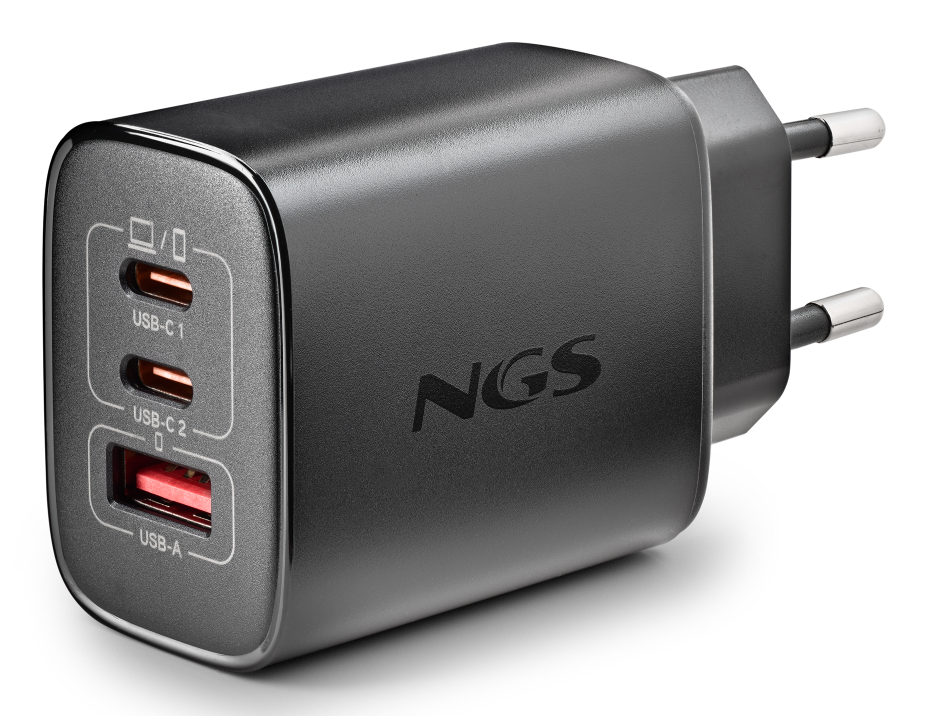 Un cargador USB NGS negro con tres puertos: USB-C 1, USB-C 2 y USB-A. Tiene un enchufe europeo y el logotipo de NGS.