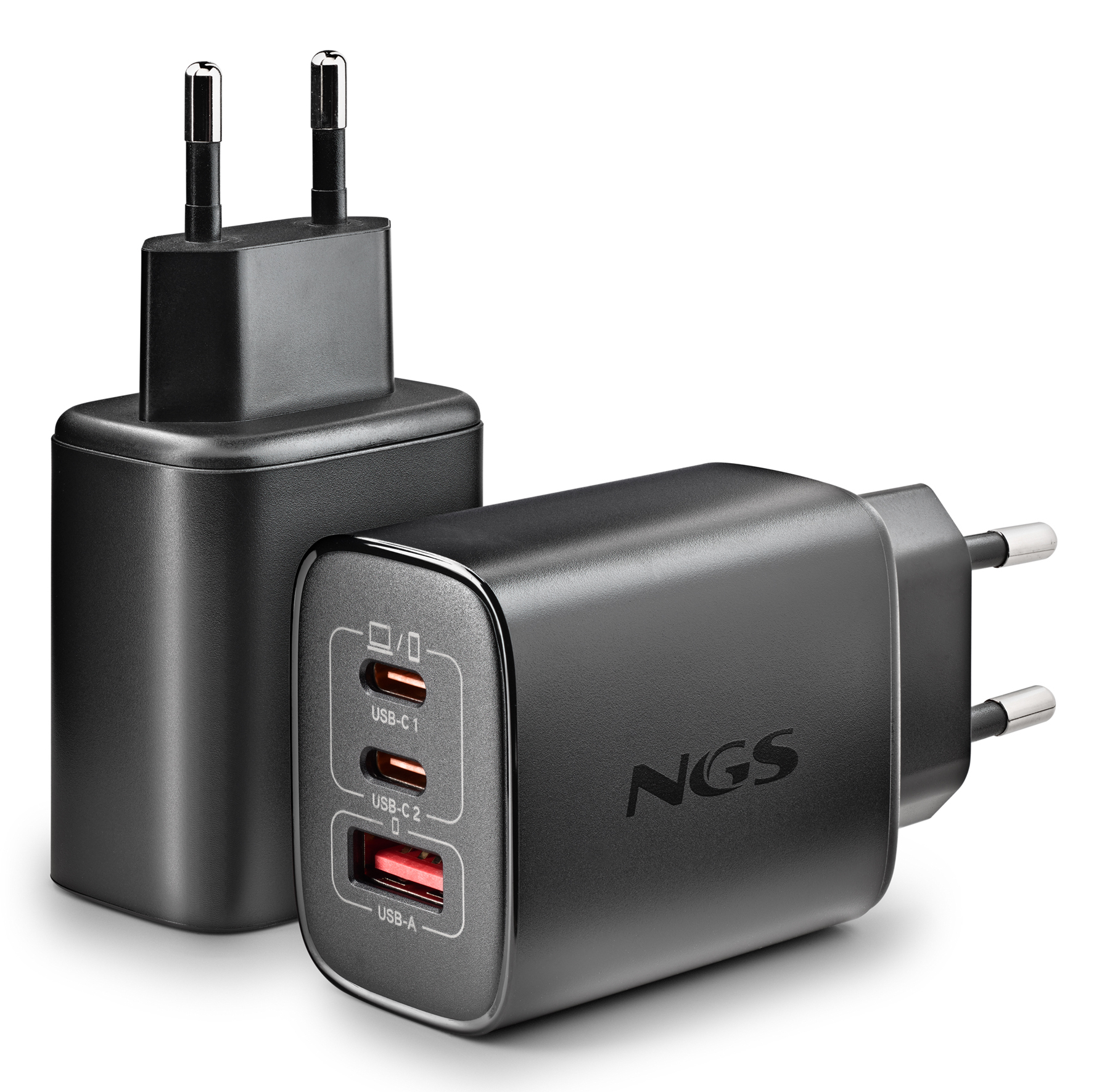 Dos cargadores USB NGS negros. Uno está enchufado con dos clavijas, el otro tiene puertos USB. Fondo blanco.