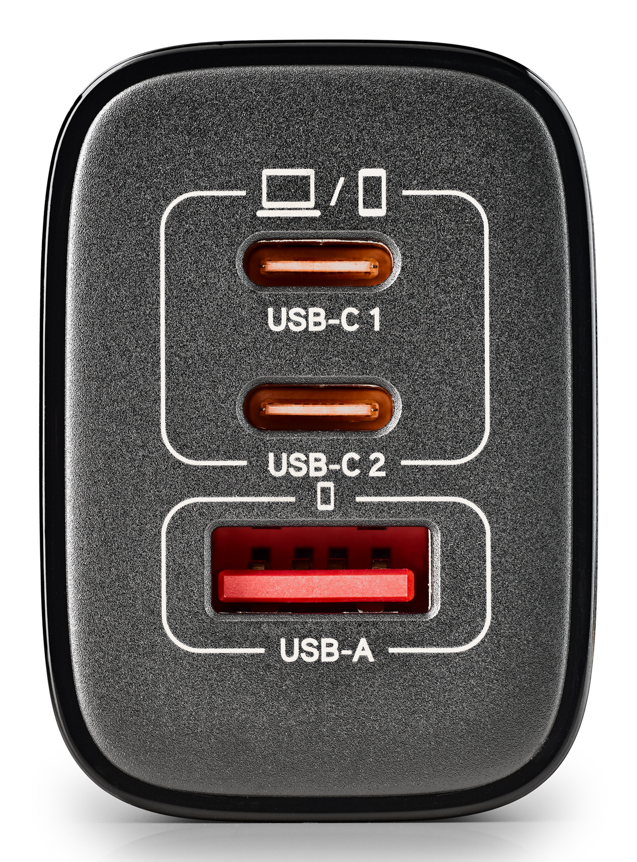 Cargador negro con tres puertos: dos USB-C y uno USB-A. El puerto USB-A es rojo. Etiquetas blancas. Fondo negro y reflejo blanco.