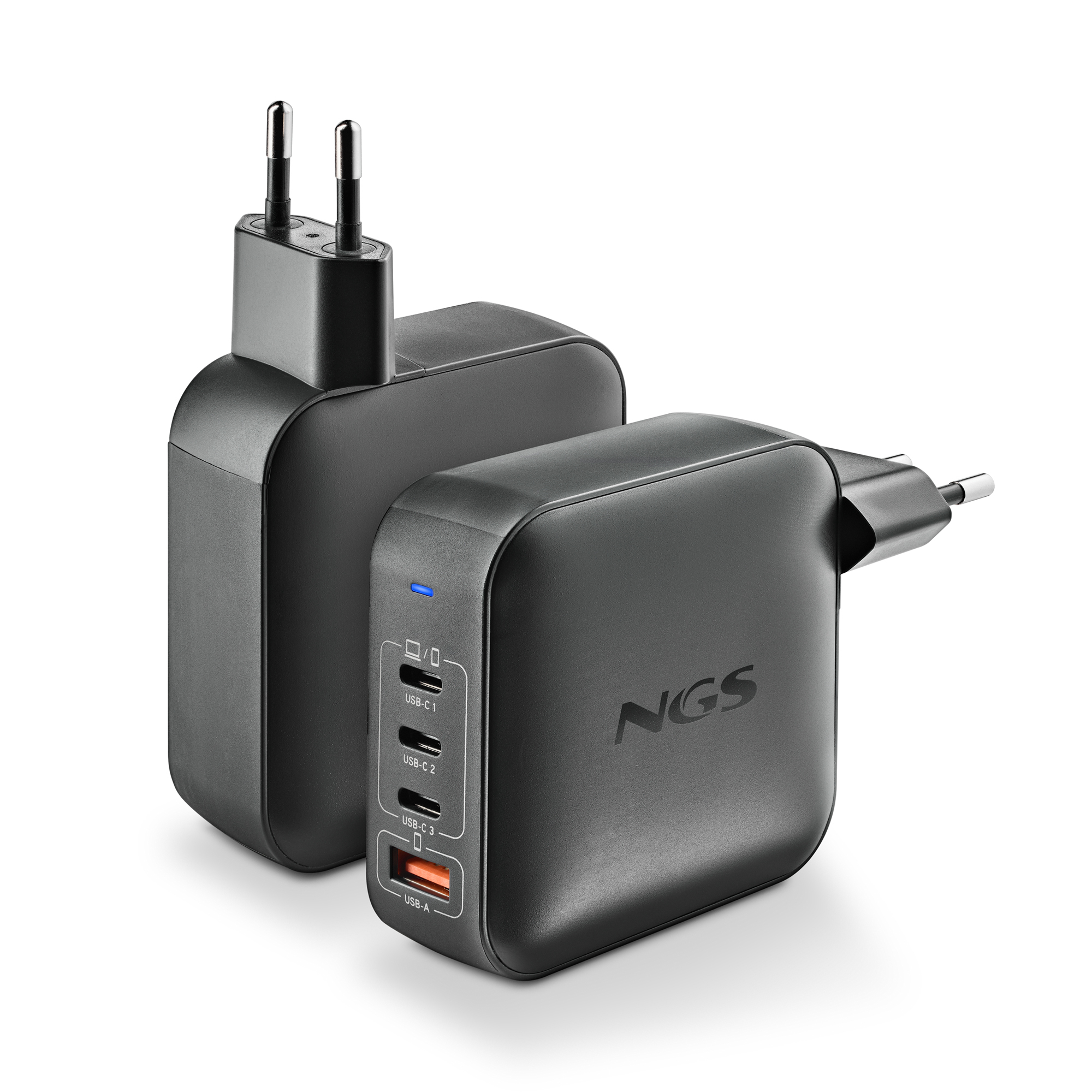 Due caricabatterie USB NGS neri. Uno ha i pin inseriti, l'altro le porte USB. Etichettato USB-C 1, 2, 3 e USB-A.