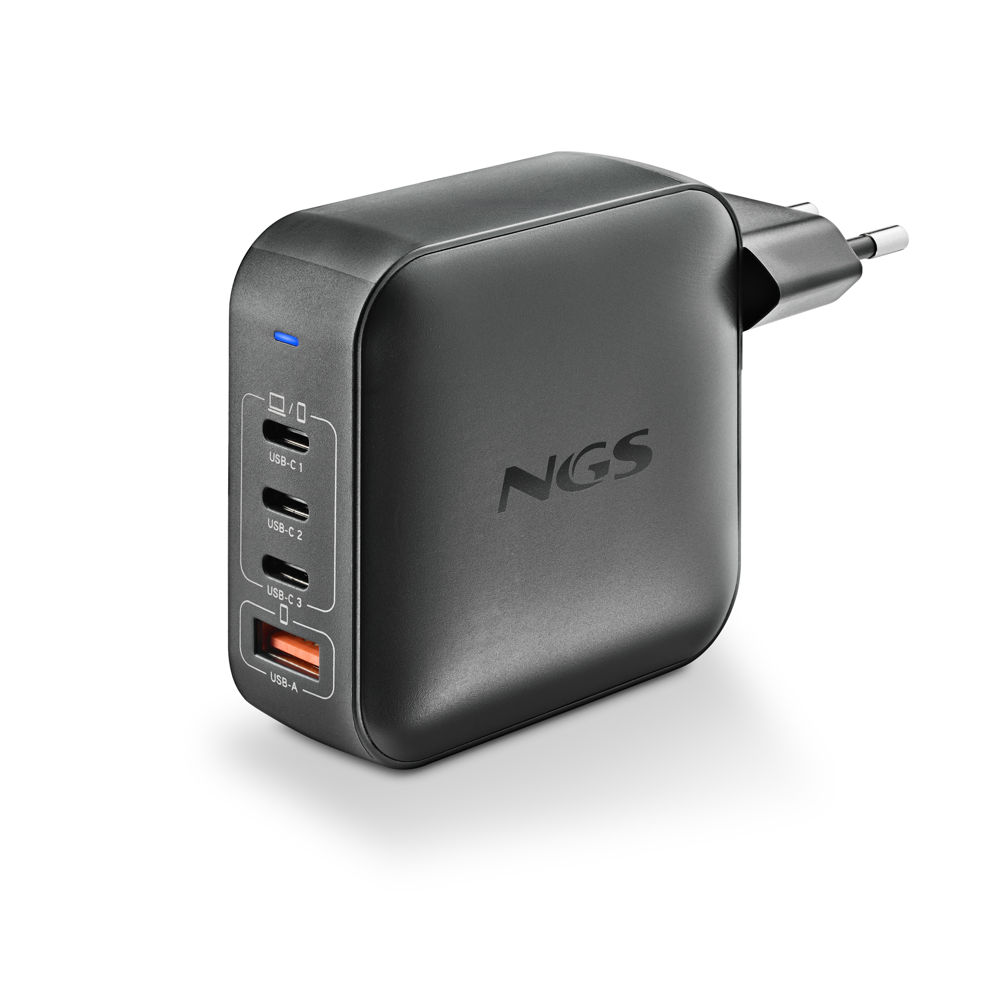 Un caricabatterie NGS nero con più porte USB. Ha una spina e una spia blu. Lo sfondo è bianco.